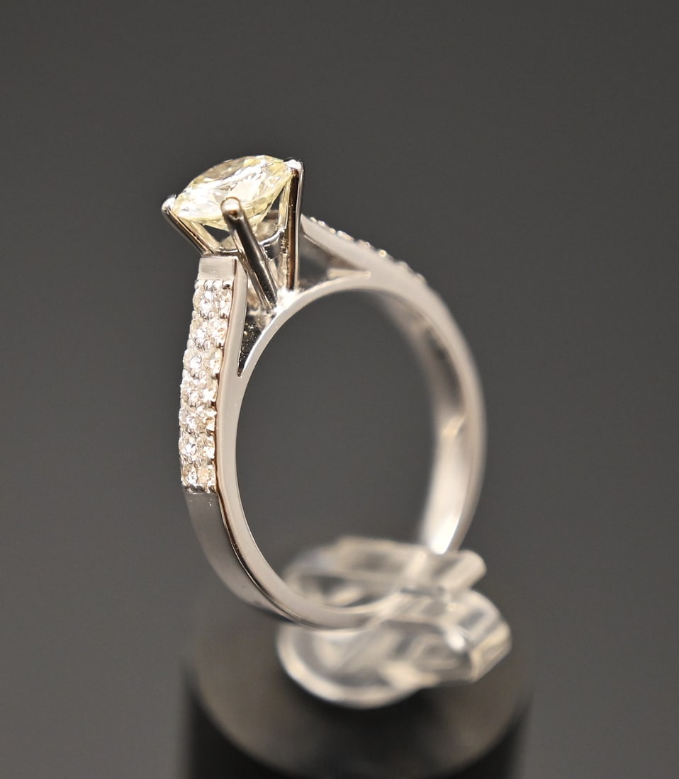 Diamantring mit Zertifikat: Diamantring mit Zertifikat 14K Weissgoldring (mit Punze)Gesamtgewicht: 4,6 gZentraler DiamantCarat:1,16Colour: LClarity Grade: VS2Cut Grade: Sehr gut Schliffform: BrilliantAbmessung: 6,89 - 7,02 x