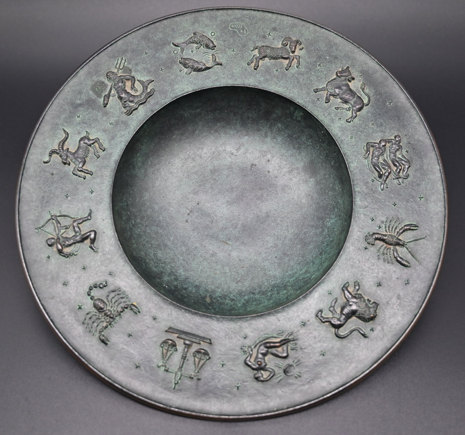 Fritz Nuss (1907 - 1999) - Teller mit Horoskopzeichen 1946: Fritz Nuss (1907 - 1999) - Teller mit Horoskopzeichen 1946 Fritz Nuss (1907 - 1999) - Teller mit Horoskopzeichen 1946BronzeMaße: 27 x 3 cmAlters - und Gebrauchsspuren