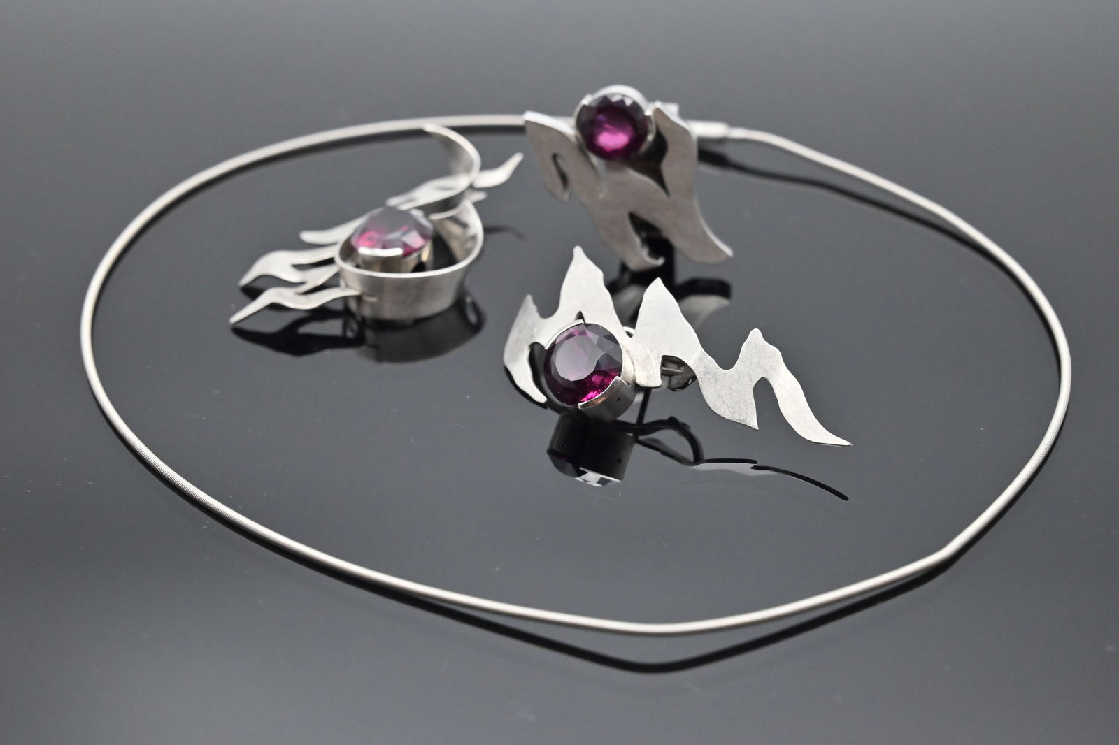 Platin Schmuckset mit Granatsteinen: Platin Schmuckset mit Granatsteinen Platin-Schmuck, 950Individuell gefertigter Schmuck von der Manuela Blair Schmuckwerkstatt in Bad Cannstatt.Konvolut aus einem Ohrclip, einem Ring und einem