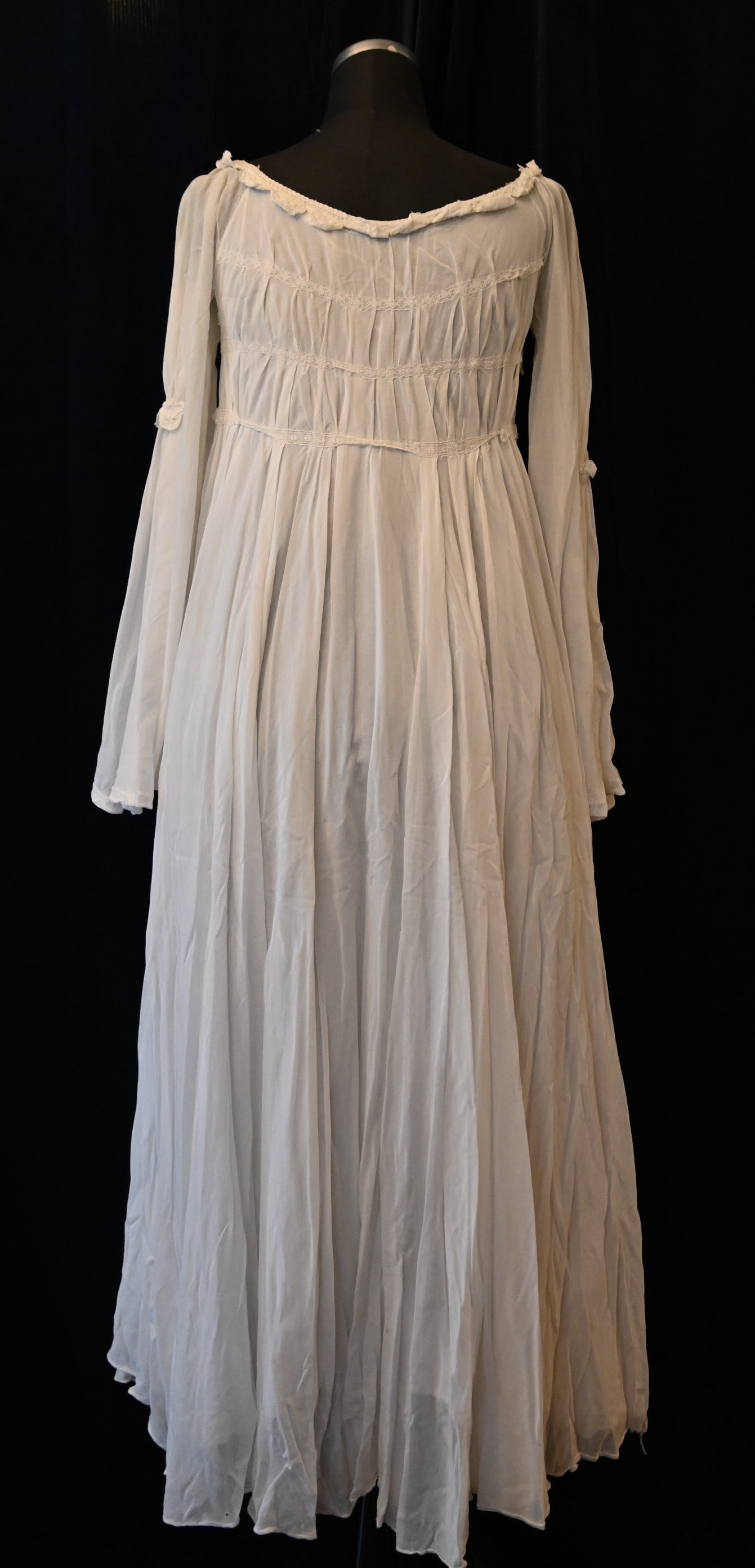 Ein weißes Nachtkleid aus dem Film „Nosferatu, Phantom der Nacht” von Werner Herzog - 4