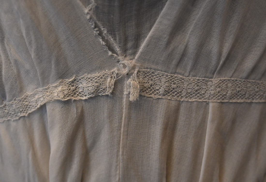 Ein weißes Nachtkleid aus dem Film „Nosferatu, Phantom der Nacht” von Werner Herzog - 9