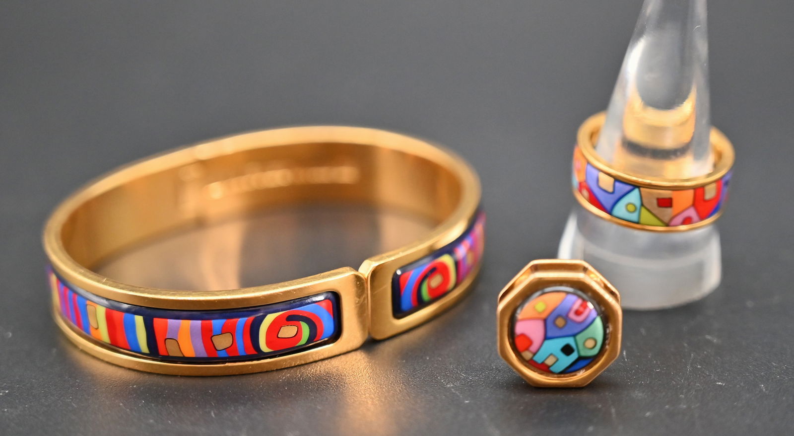 Frey Wille "Hunderwasser" Kollektion: Frey Wille "Hunderwasser" Kollektion Frey Wille "Hunderwasser" KollektionKlappreif BallerinaRing MissOktagonaler AnhängerFeueremail, 24 K vergoldetAlters - und GebrauchsspurenFrey Wille