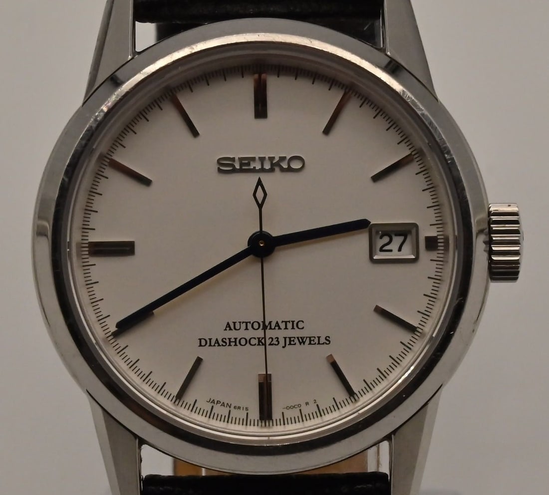 Seiko Herrenarmbanduhr, Cal: 6RI5B: Seiko Herrenarmbanduhr, Cal: 6RI5B Gehäuse: Edelstahl, poliertGehäusedurchmesser (ohne Krone): 37 mmGehäusehöhe: 11,3 mmLünette: SilberArmband: Schwarzes Lederband mit