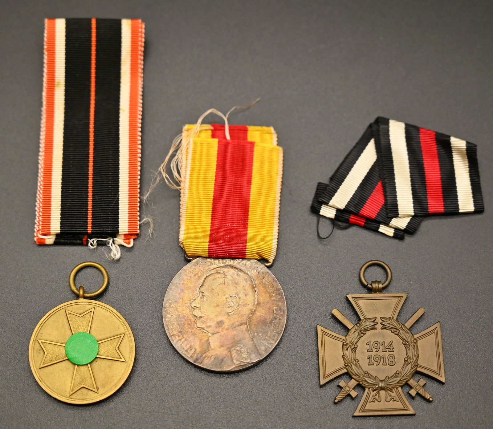 3 tlg Orden Konvolut, WK I u. WK II: 3 tlg Orden Konvolut, WK I u. WK II WK I Baden Verdienstmedaille Friedrich II.u. Ehrenkreuz für Frontkämpfer.WK II Kriegsverdienst Medaille 1939.Alters und Gebrauchsspuren.World War I Baden