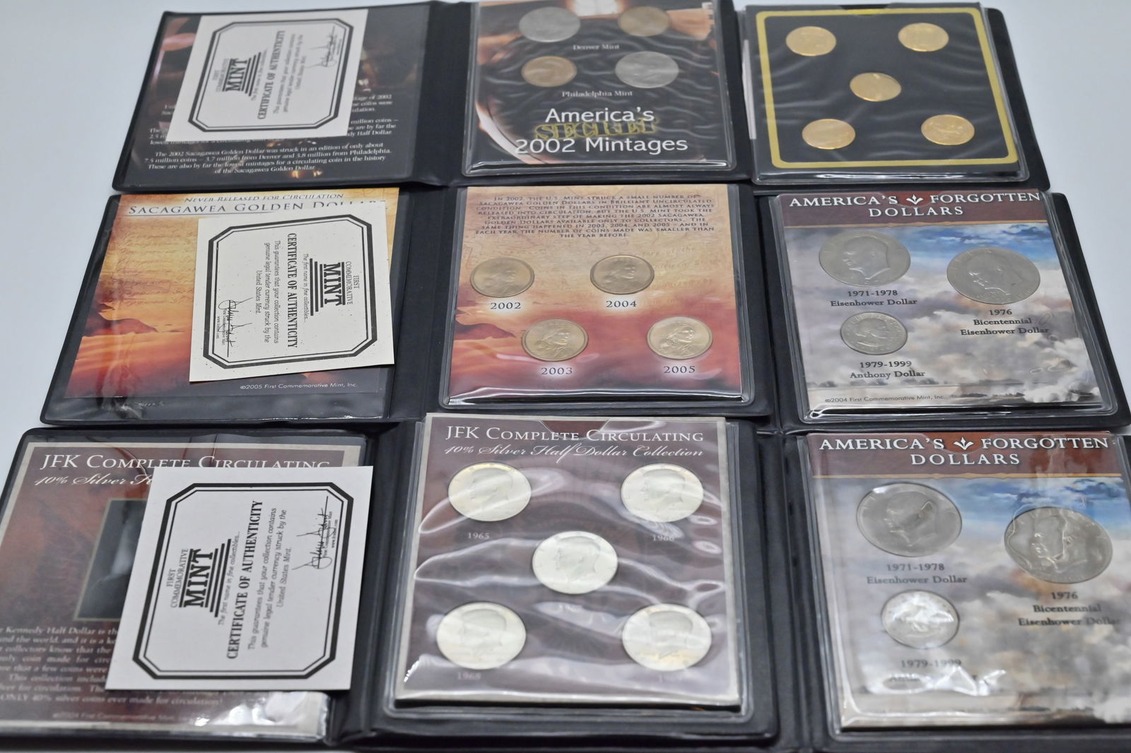 USA 6 Erste Gedenkmünze-Prägung: USA 6 Erste Gedenkmünze-Prägung Dabei Kennedy Half Dollar, Eisenhower Dollar,Sacagawea Dollar, u.a.Alles Abgebildet.