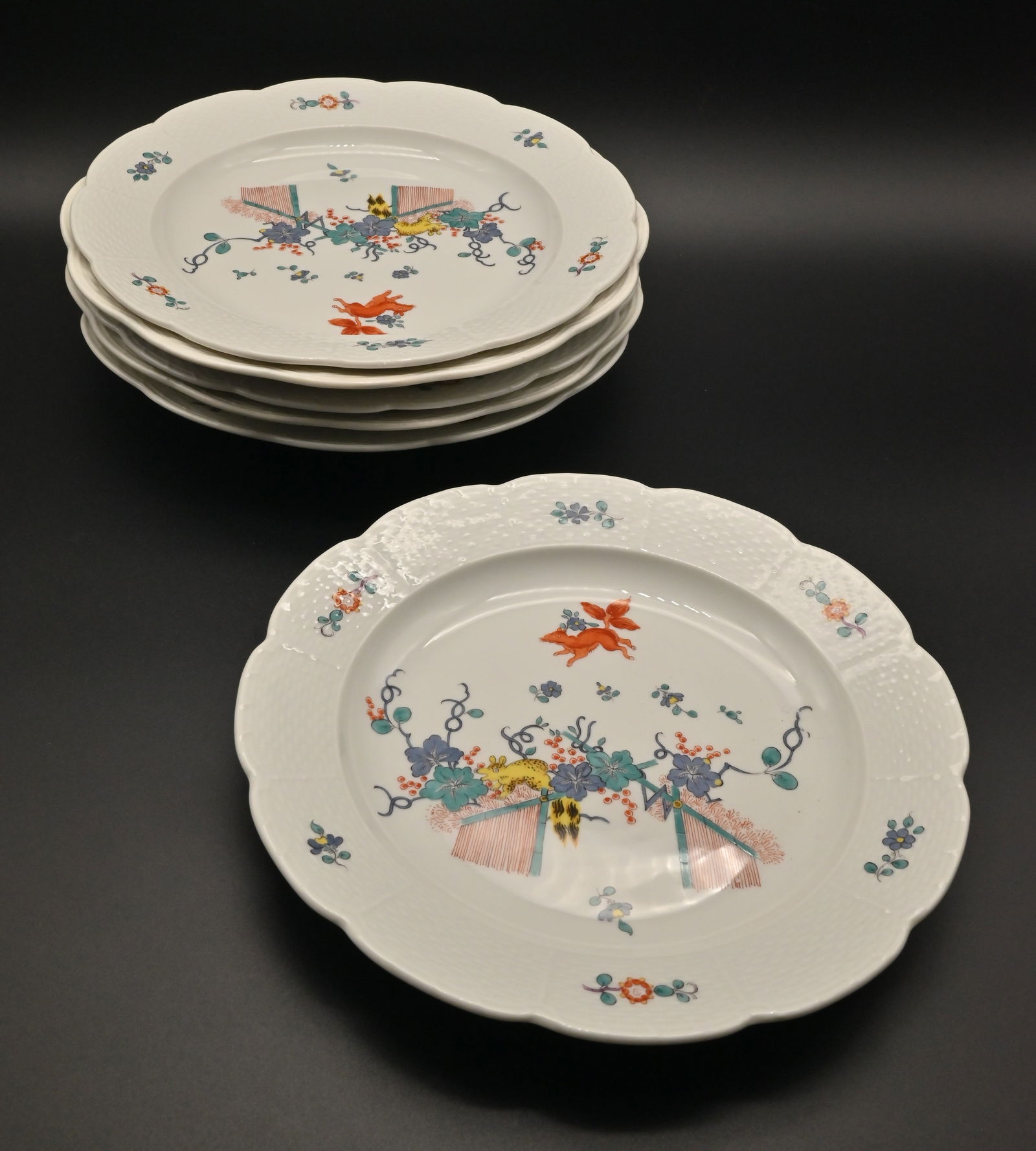 6 Teller Meissener Porzellan: 6 Teller Meissener Porzellan 6 Teller Meissener PorzellanBemalt im Kakiemon-Stil mit dem Dekor ‚Fliegendes Eichhörnchen‘D 22 cm6 Meissen porcelain platesPainted in the Kakiemon style
