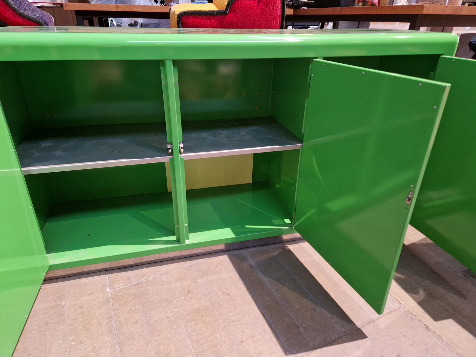 Keith Haring in Zusammenarbeit mit Bretz, Kommode/Sideboard Metall Grün, Ende 1990 - 3