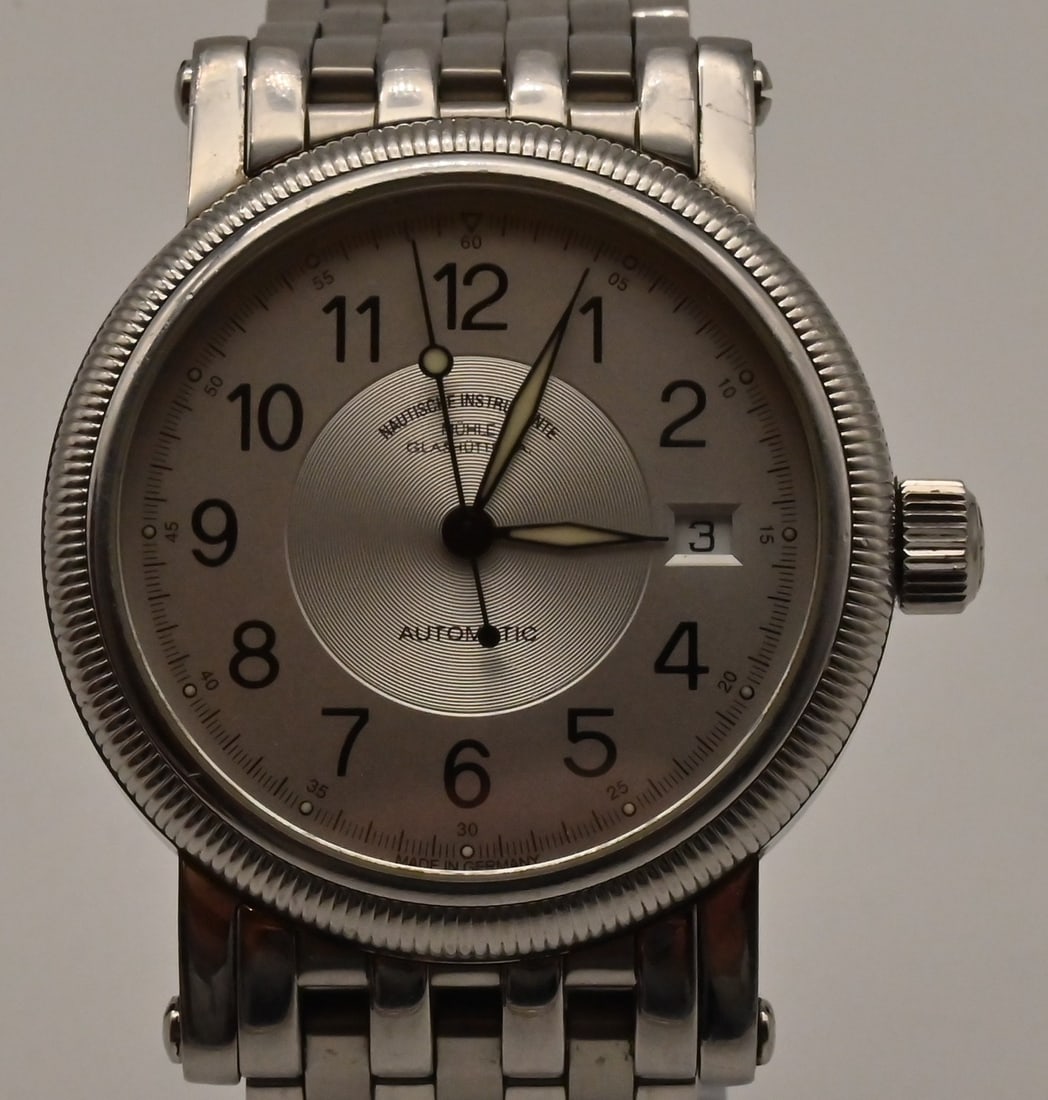 Mühle Glashütte Unotime Herrenarmbanduhr, Ref: M1-29-05-MB: Mühle Glashütte Unotime Herrenarmbanduhr, Ref: M1-29-05-MB Das Edelstahlgehäuse mit einem Durchmesser von 37,5 mm und einer Höhe von ca. 10 mm verleiht der Uhr eine elegante