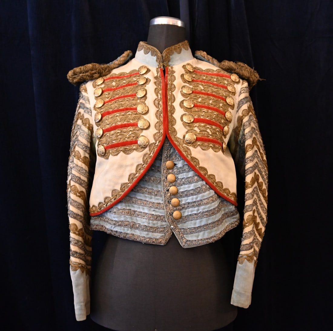 Eine Uniform des Zirkusdirektors aus dem Film "Jeder für sich und Gott gegen alle" 1974 von Wer: Eine Uniform des Zirkusdirektors aus dem Film "Jeder für sich und Gott gegen alle" 1974 von Werner Herzog Der Zirkusdirektor wird gespielt von Willy SemmelroggeDie Uniform stammt vermutlich aus