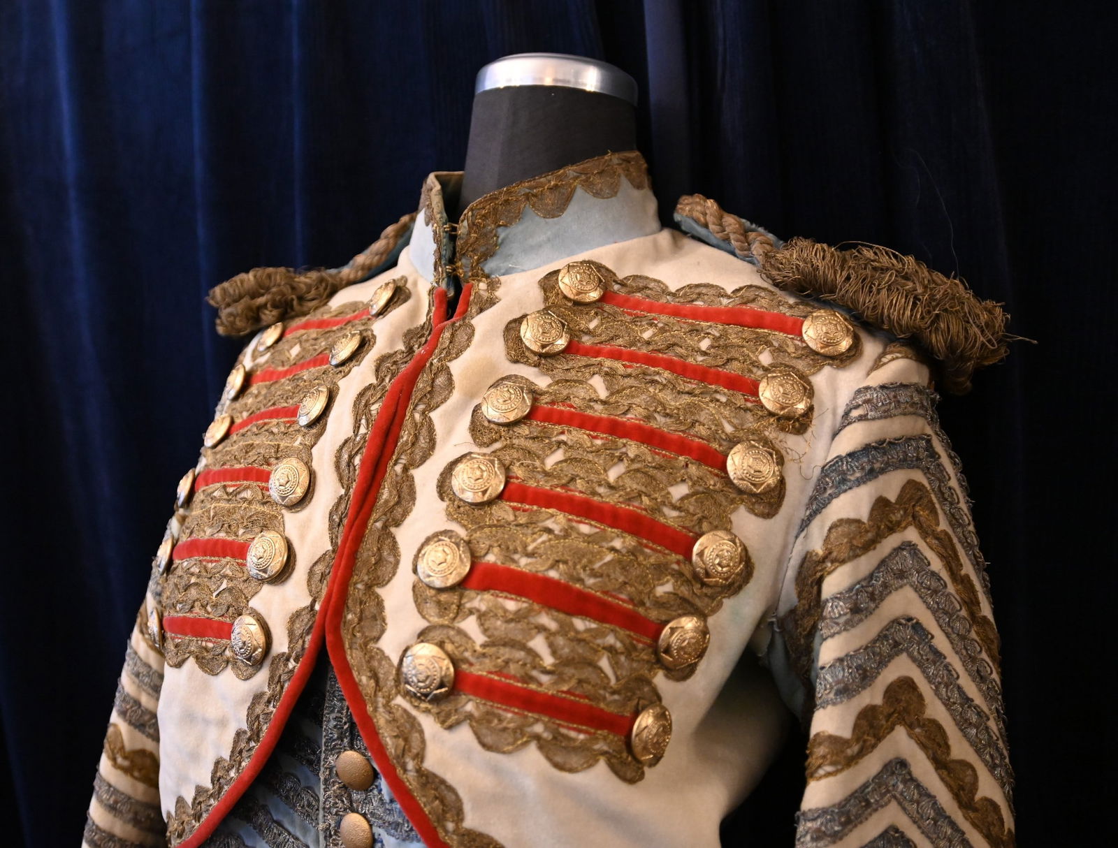 Eine Uniform des Zirkusdirektors aus dem Film "Jeder für sich und Gott gegen alle" 1974 von Wer - 3