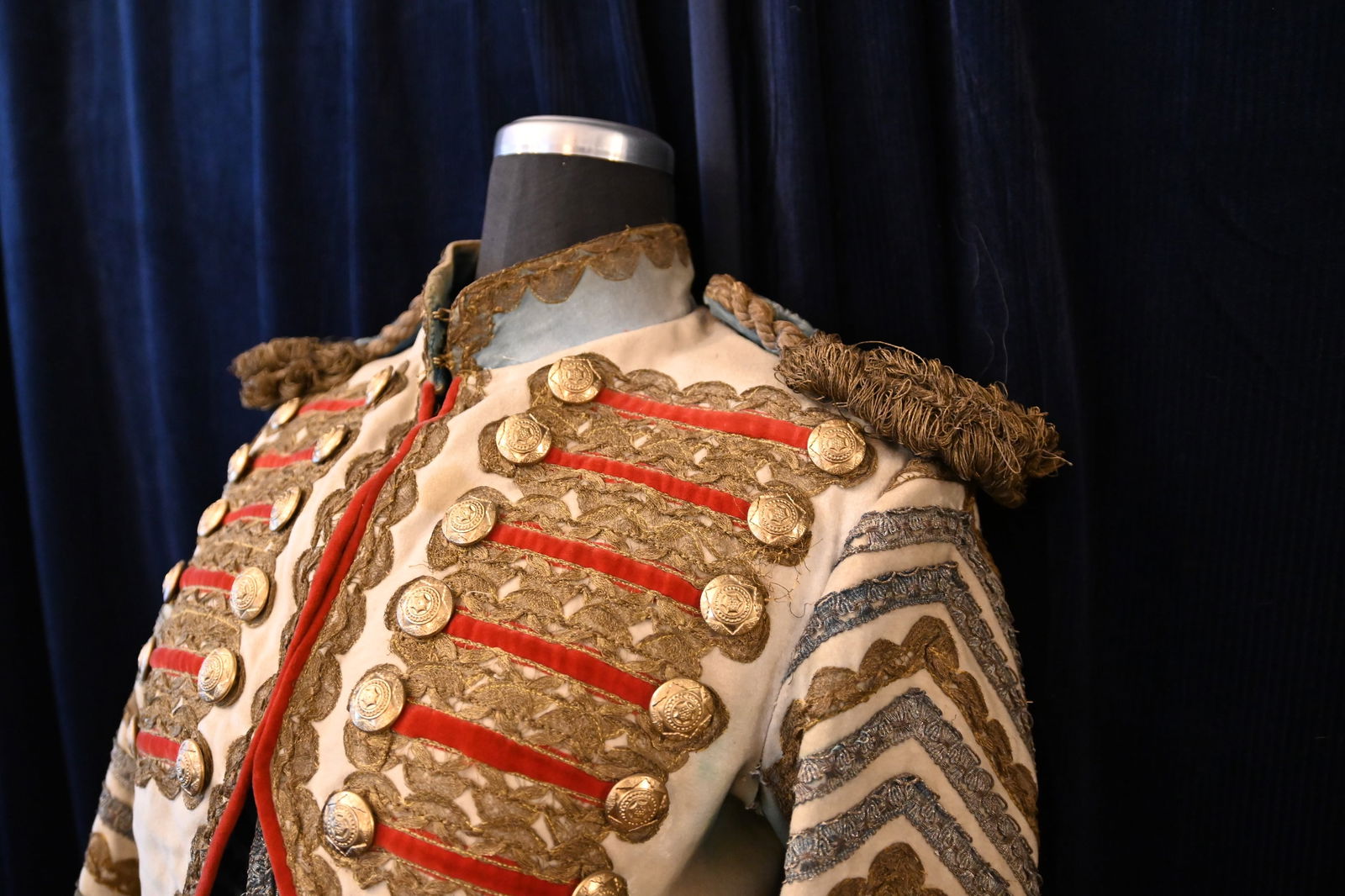 Eine Uniform des Zirkusdirektors aus dem Film "Jeder für sich und Gott gegen alle" 1974 von Wer - 7