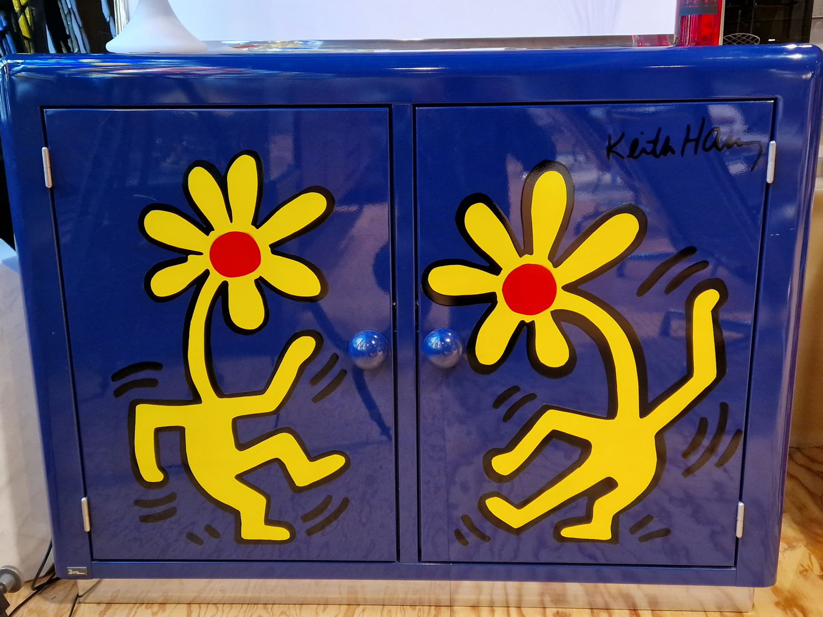 Keith Haring in Zusammenarbeit mit Bretz, Kommode/Sideboard Metall Blau, Ende 1990: Keith Haring in Zusammenarbeit mit Bretz, Kommode/Sideboard Metall Blau, Ende 1990 Das Sideboard ist in einem kräftigen Dunkelblau lackiert und zeigt auf den beiden Türen das bekannte „