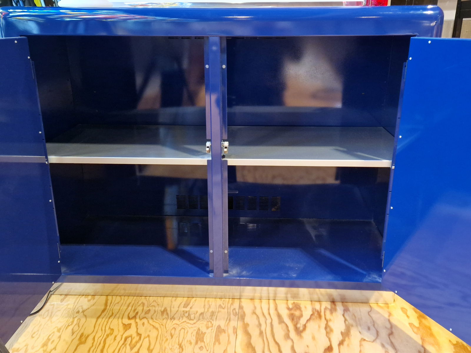 Keith Haring in Zusammenarbeit mit Bretz, Kommode/Sideboard Metall Blau, Ende 1990 - 3