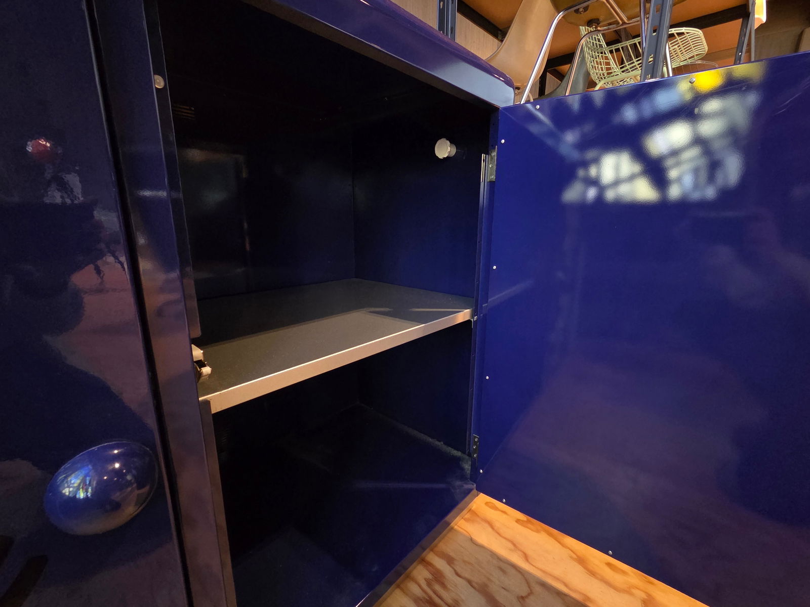 Keith Haring in Zusammenarbeit mit Bretz, Kommode/Sideboard Metall Blau, Ende 1990 - 5