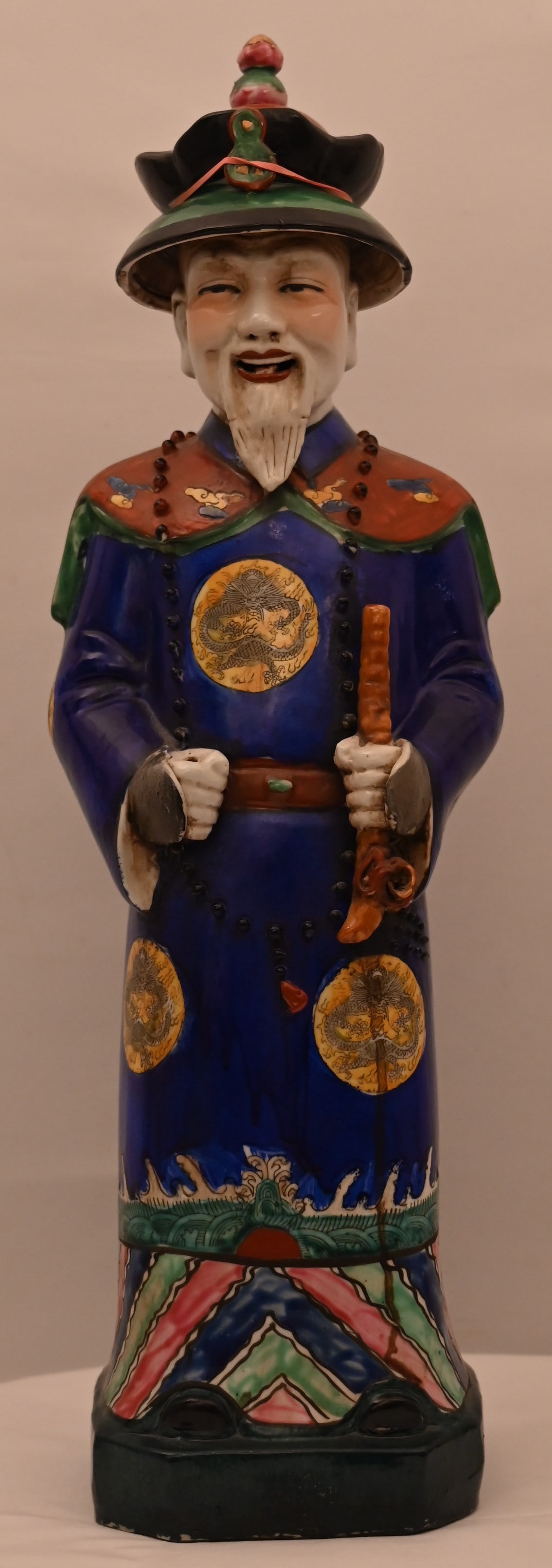 Chinesische Steingutstatue eines blauen gekrönten Kaisers.: Chinesische Steingutstatue eines blauen gekrönten Kaisers. Chinesische Steingutstatue eines blauen gekrönten Kaisers.Glasierte chinesische Keramik.In der linken Hand hält er eine
