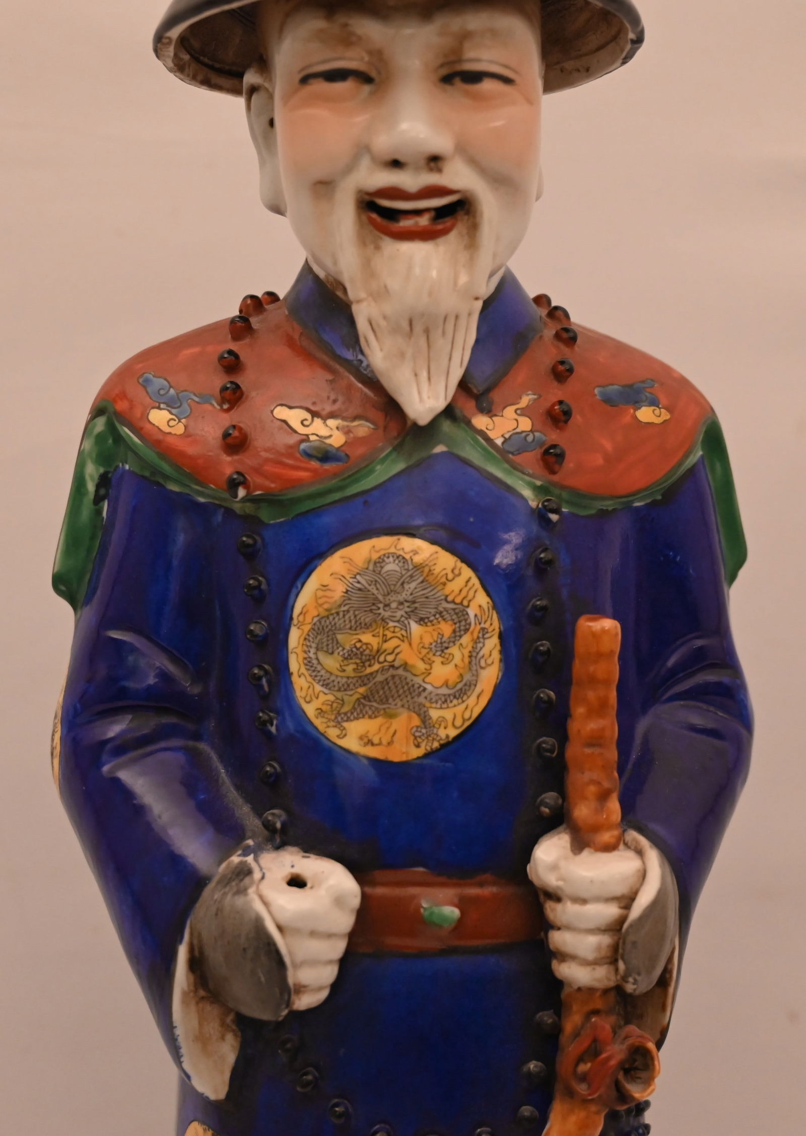 Chinesische Steingutstatue eines blauen gekrönten Kaisers. - 3