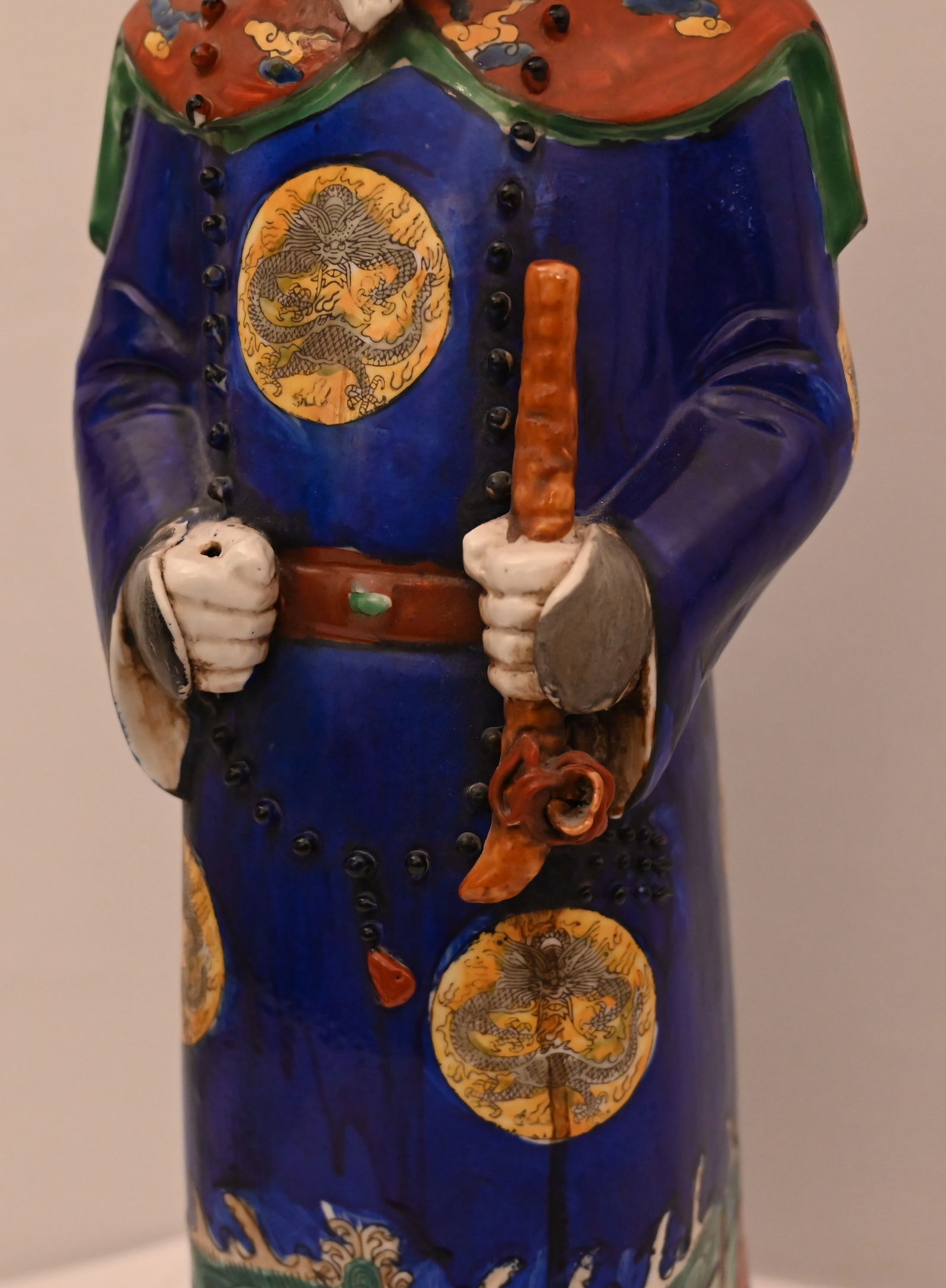 Chinesische Steingutstatue eines blauen gekrönten Kaisers. - 4
