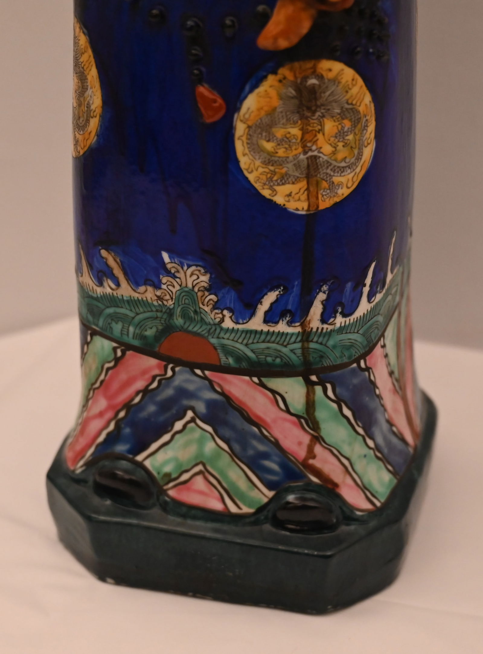 Chinesische Steingutstatue eines blauen gekrönten Kaisers. - 5