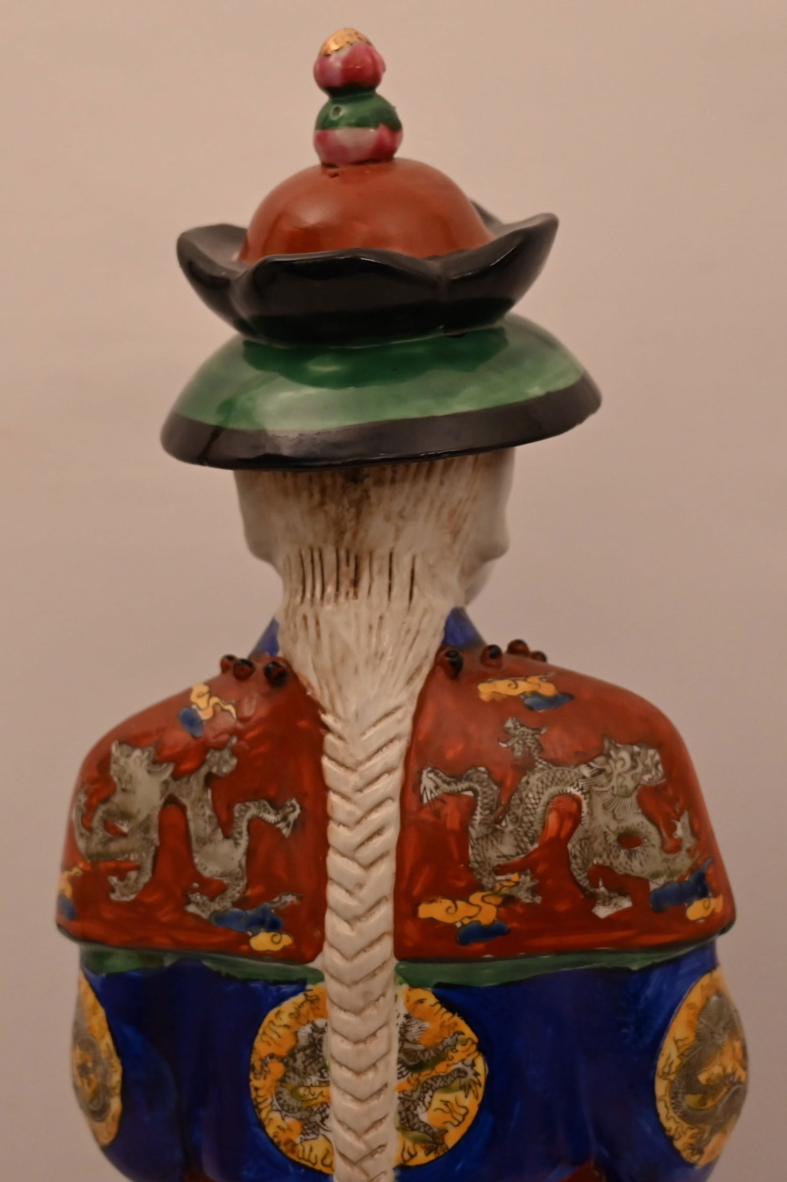 Chinesische Steingutstatue eines blauen gekrönten Kaisers. - 8