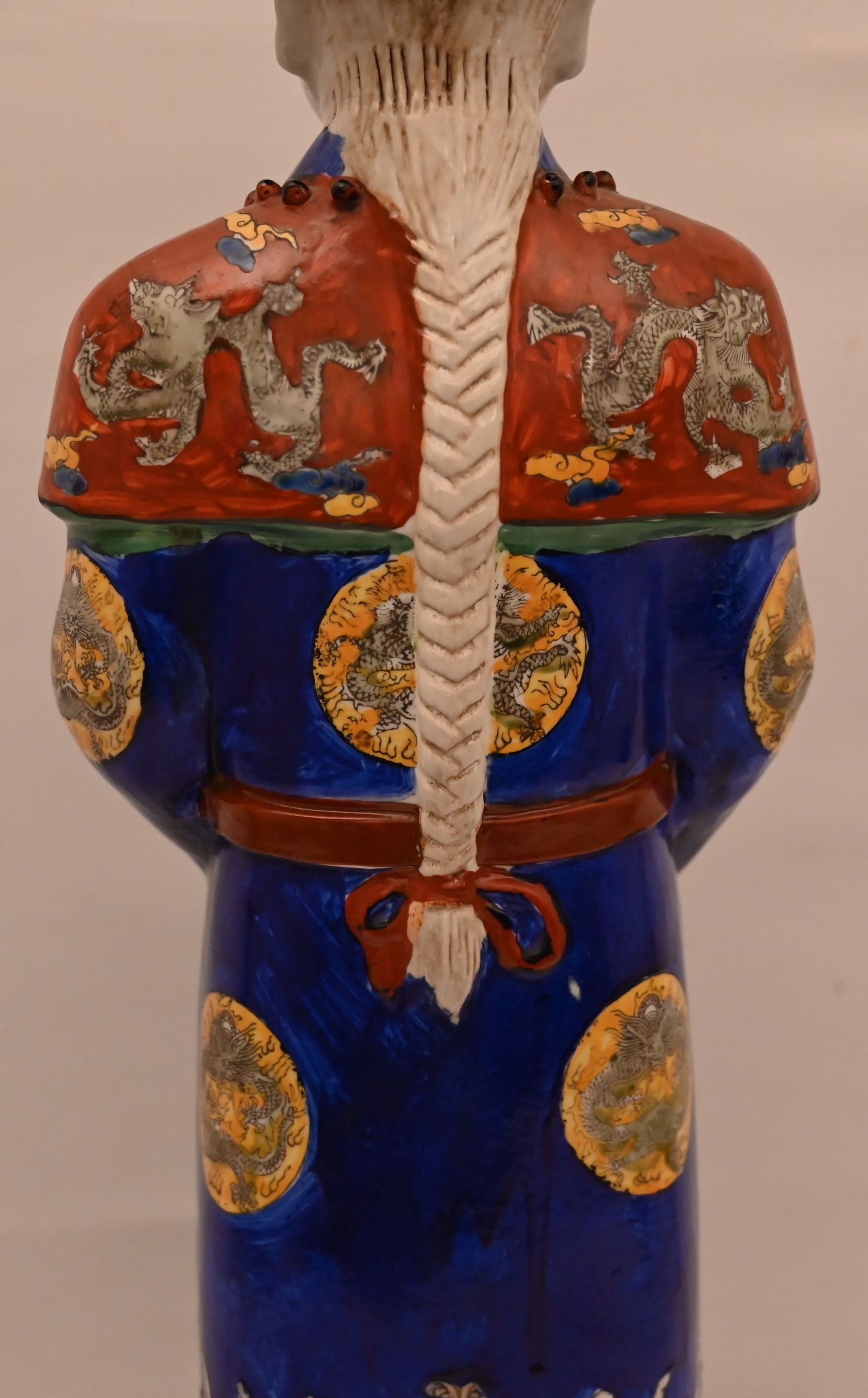 Chinesische Steingutstatue eines blauen gekrönten Kaisers. - 9