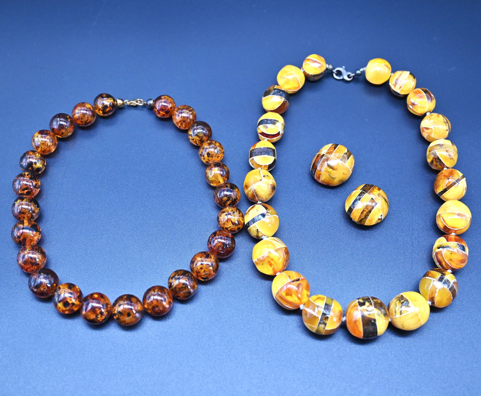 Made to Order Bernsteinschmuckset - Kette und Ohrklipps von UTE DAMBROWSKI DESIGN: Made to Order Bernsteinschmuckset - Kette und Ohrklipps von UTE DAMBROWSKI DESIGN Made to Order Bernsteinschmuckset - Kette und OhrklippsJede Perle ist geometrisch kunstvoll aus verschiedenen