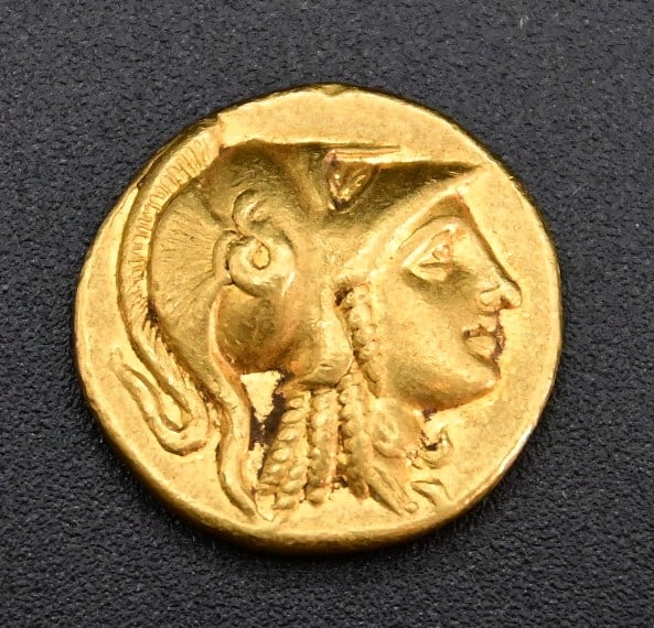 Antike Goldmünze: Antike Goldmünze Griechenland, Makedonien und Alexander der Große.GoldstaterAvers: Kopf der Athene mit korinthischem HelmRevers: Stehende Nike, griechische Inschrift: