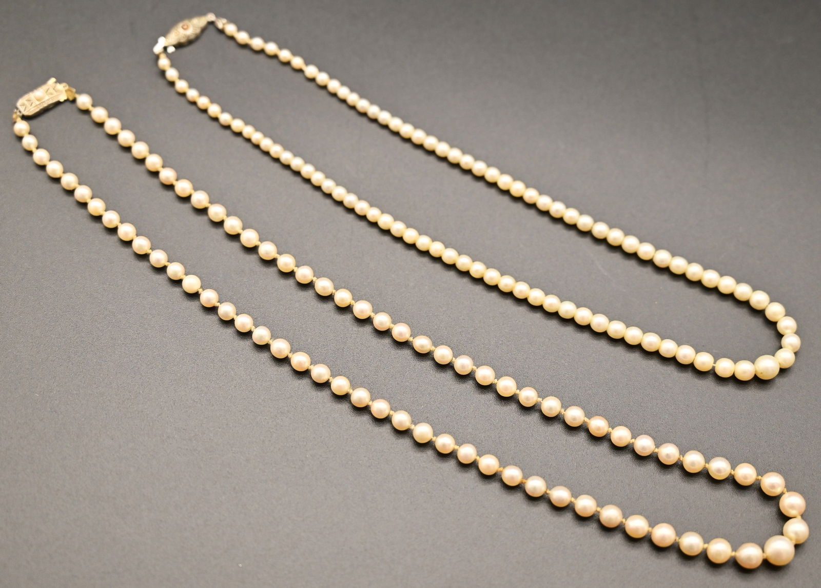 Zwei Perlenketten, Silber- und Goldverschluss (1 of 5)