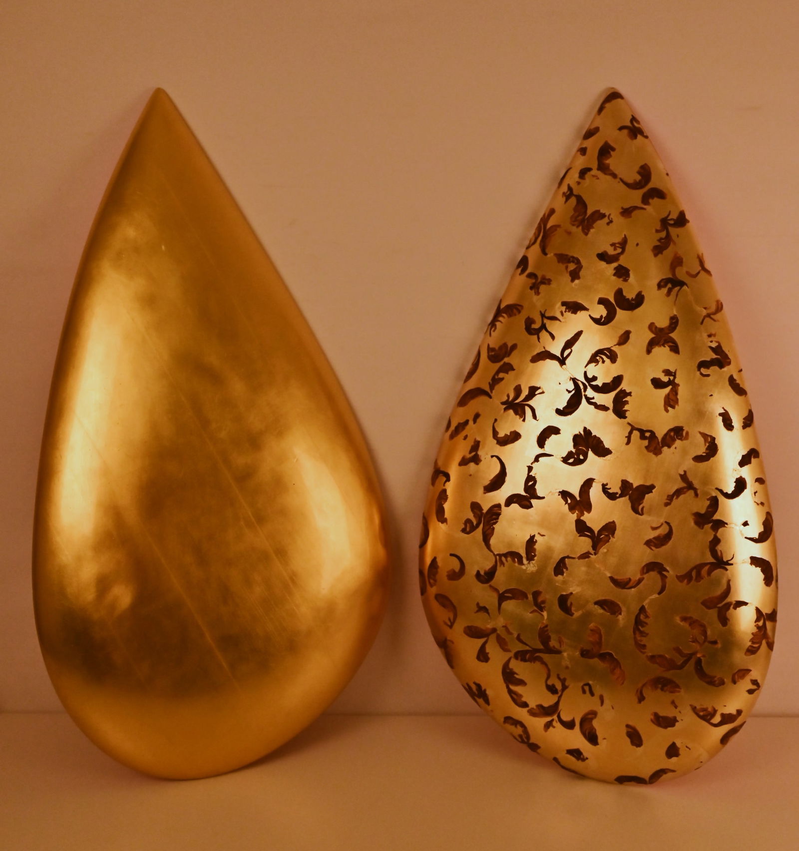 Christa Winter, Zwei Holz Skulpturen: Christa Winter, Zwei Holz Skulpturen Christa WinterZwei Holz SkulpturenMaße: jeweils 88 x 48 cmBlatt-vergoldet, lackiert, eines mit getrockneten Blättern beklebt.Christa WinterTwo wooden