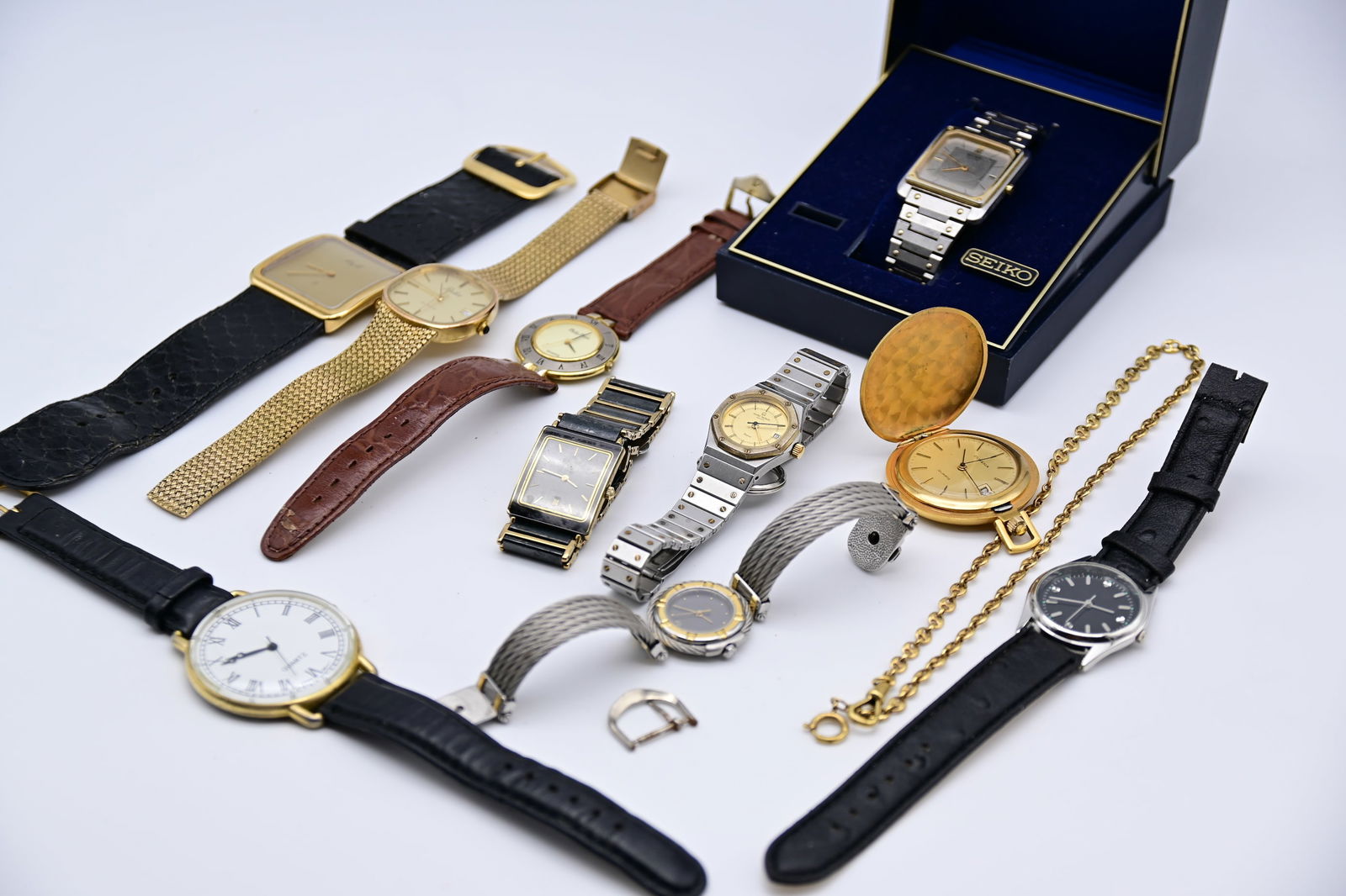 Konvolut aus 9 Damen u. Herren Armbanduhren: Konvolut aus 9 Damen u. Herren Armbanduhren mit Ebel, Seiko, Philippe Charriol Paris, Michel Herbelin u.a. Erhaltung Unterschiedlich. Auf Funktion nicht geprüft. With Ebel, Seiko, Philippe Charri