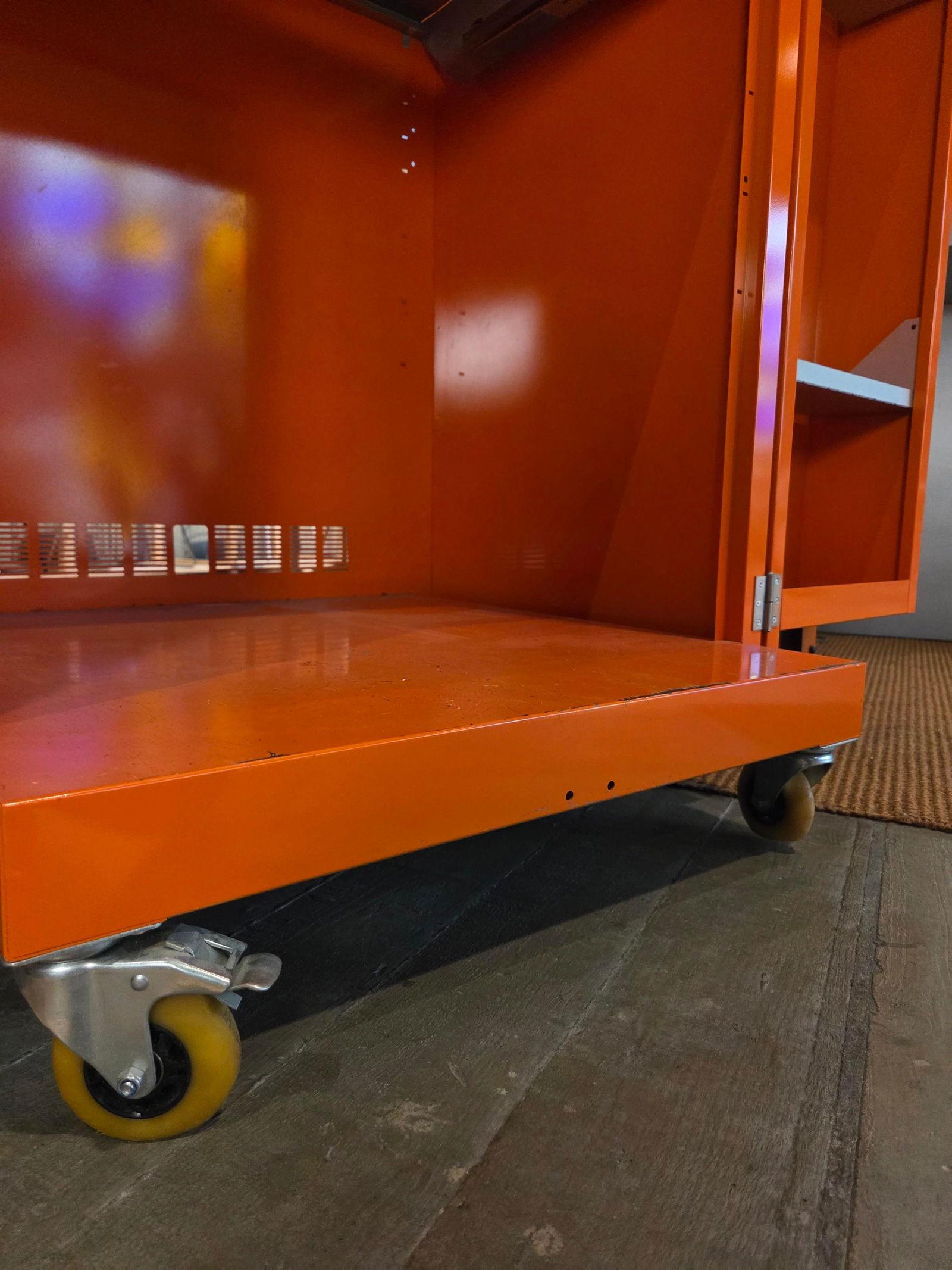 Keith Haring in Zusammenarbeit mit Bretz, "Fat Boy"-Metallschrank, Ende 1990 - 10