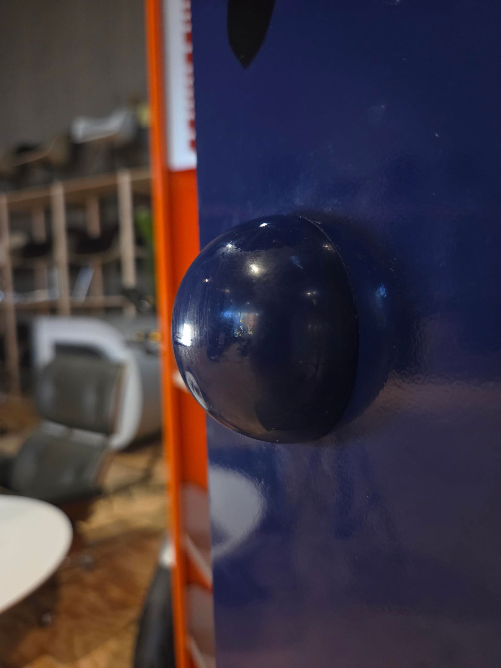 Keith Haring in Zusammenarbeit mit Bretz, "Fat Boy"-Metallschrank, Ende 1990 - 11