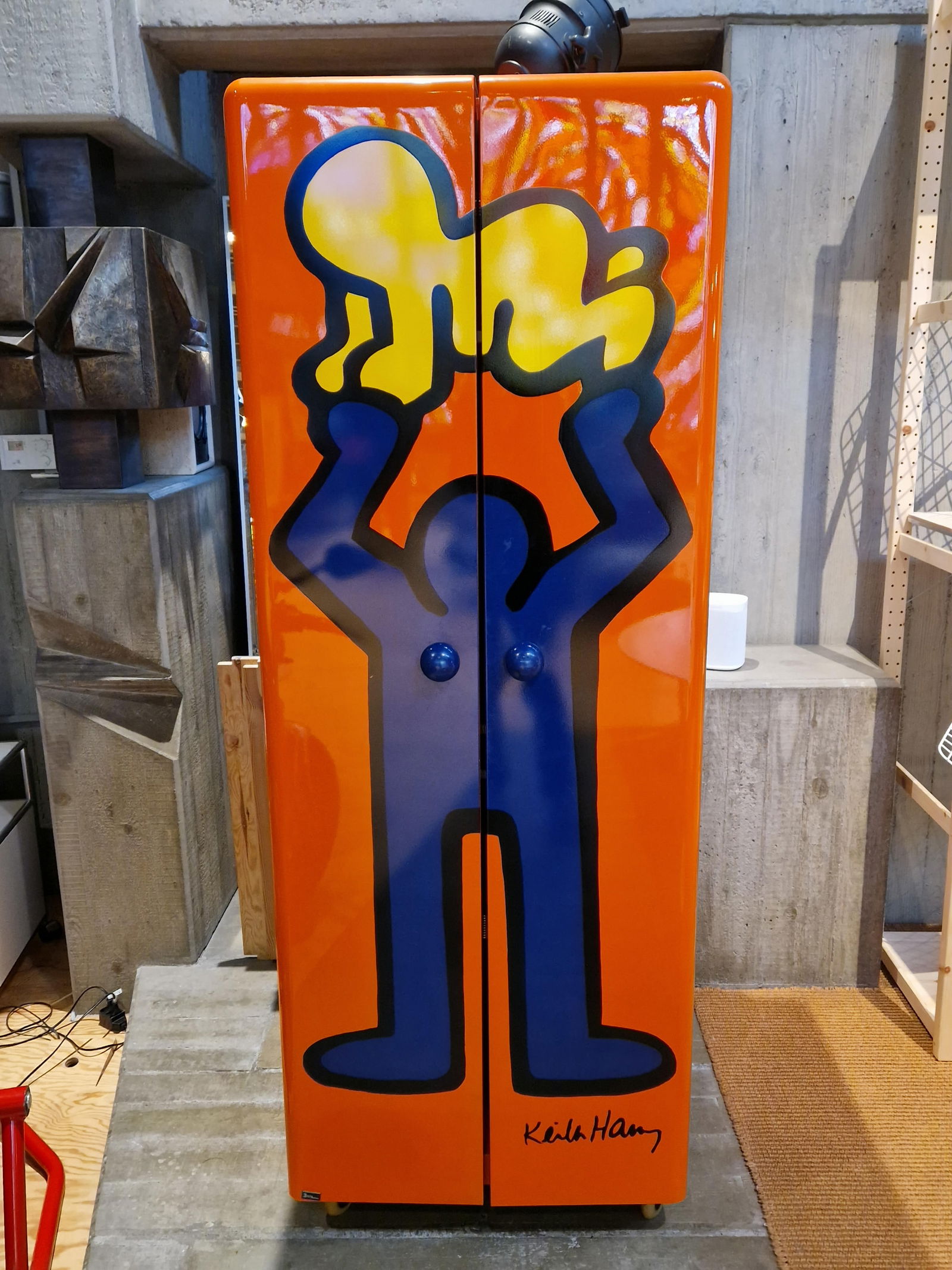 Keith Haring in Zusammenarbeit mit Bretz, "Fat Boy"-Metallschrank, Ende 1990: Keith Haring in Zusammenarbeit mit Bretz, "Fat Boy"-Metallschrank, Ende 1990 Der Schrank im auffälligen Pop-Art-Stil zeigt auf der Vorderseite zwei der bekanntesten Symbole von Keith Haring: eine