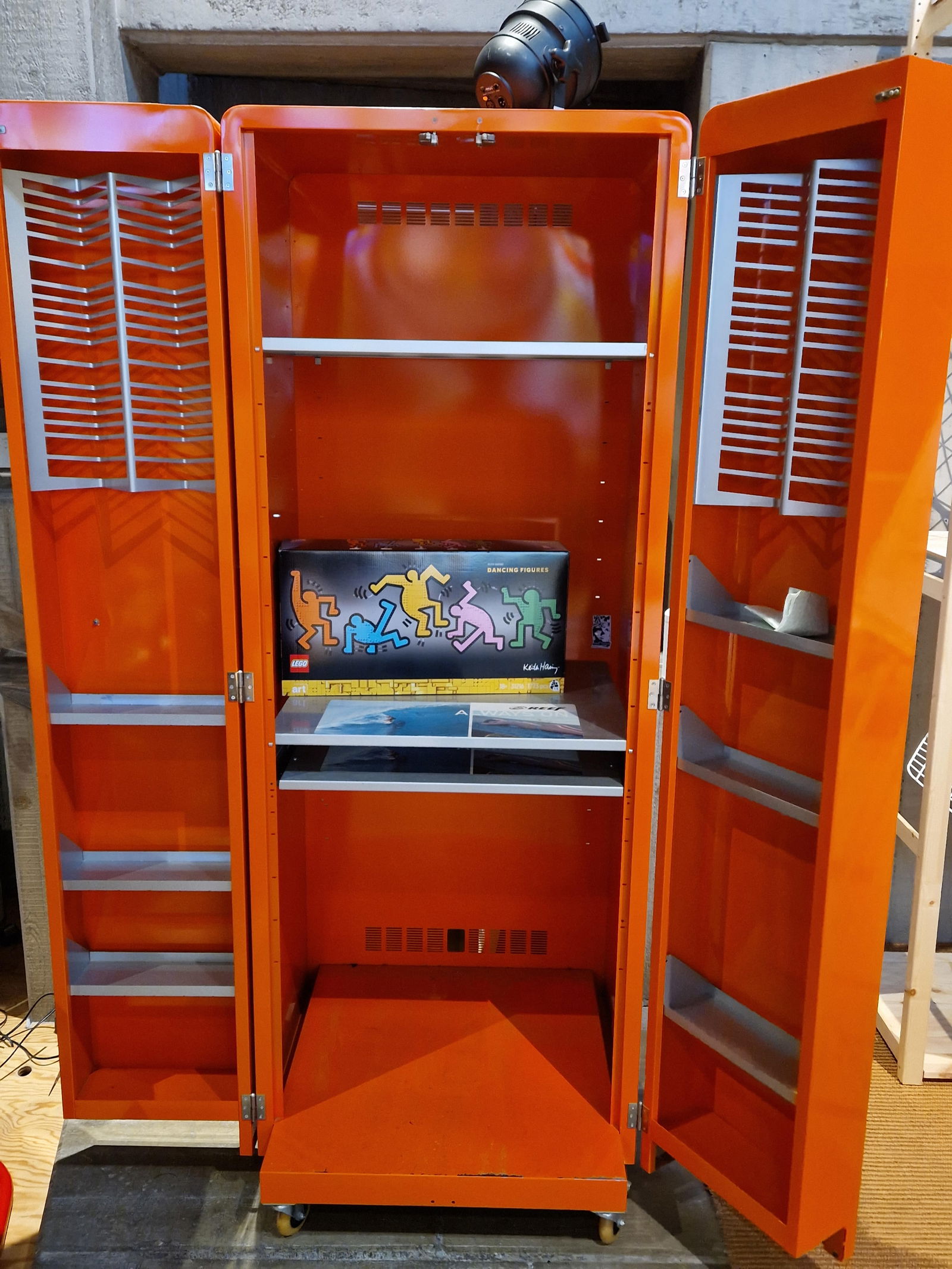 Keith Haring in Zusammenarbeit mit Bretz, "Fat Boy"-Metallschrank, Ende 1990 - 3