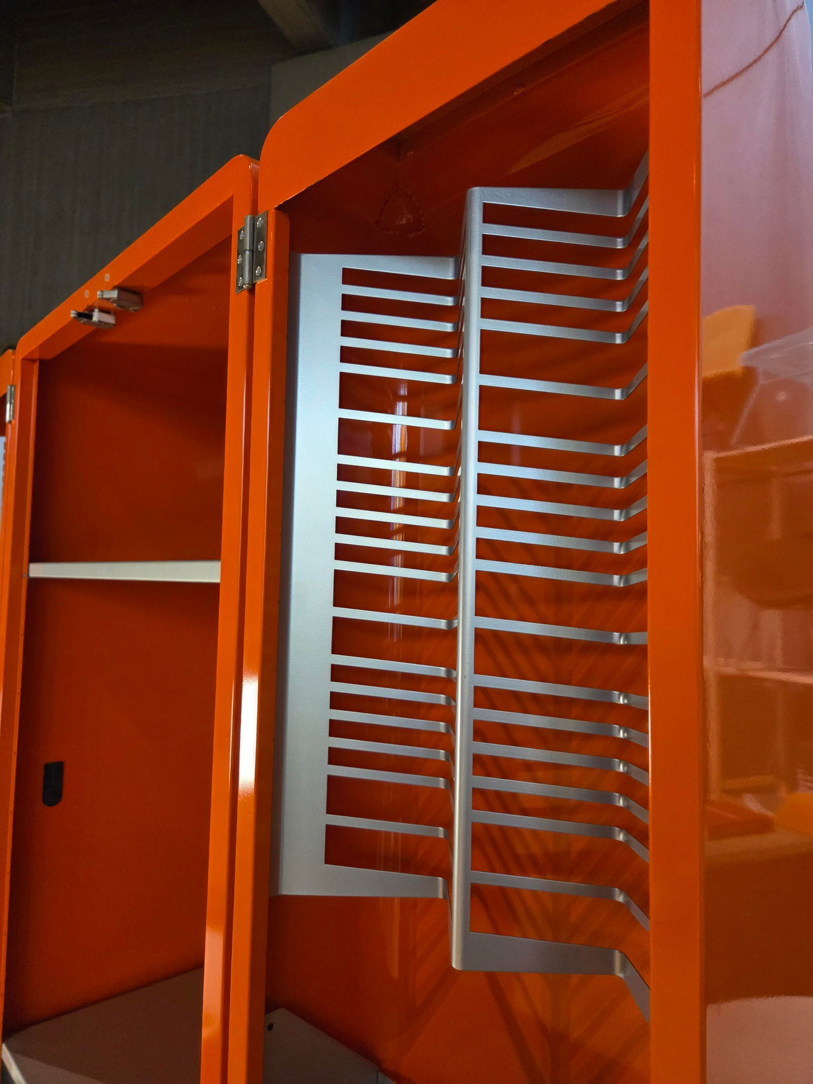 Keith Haring in Zusammenarbeit mit Bretz, "Fat Boy"-Metallschrank, Ende 1990 - 7