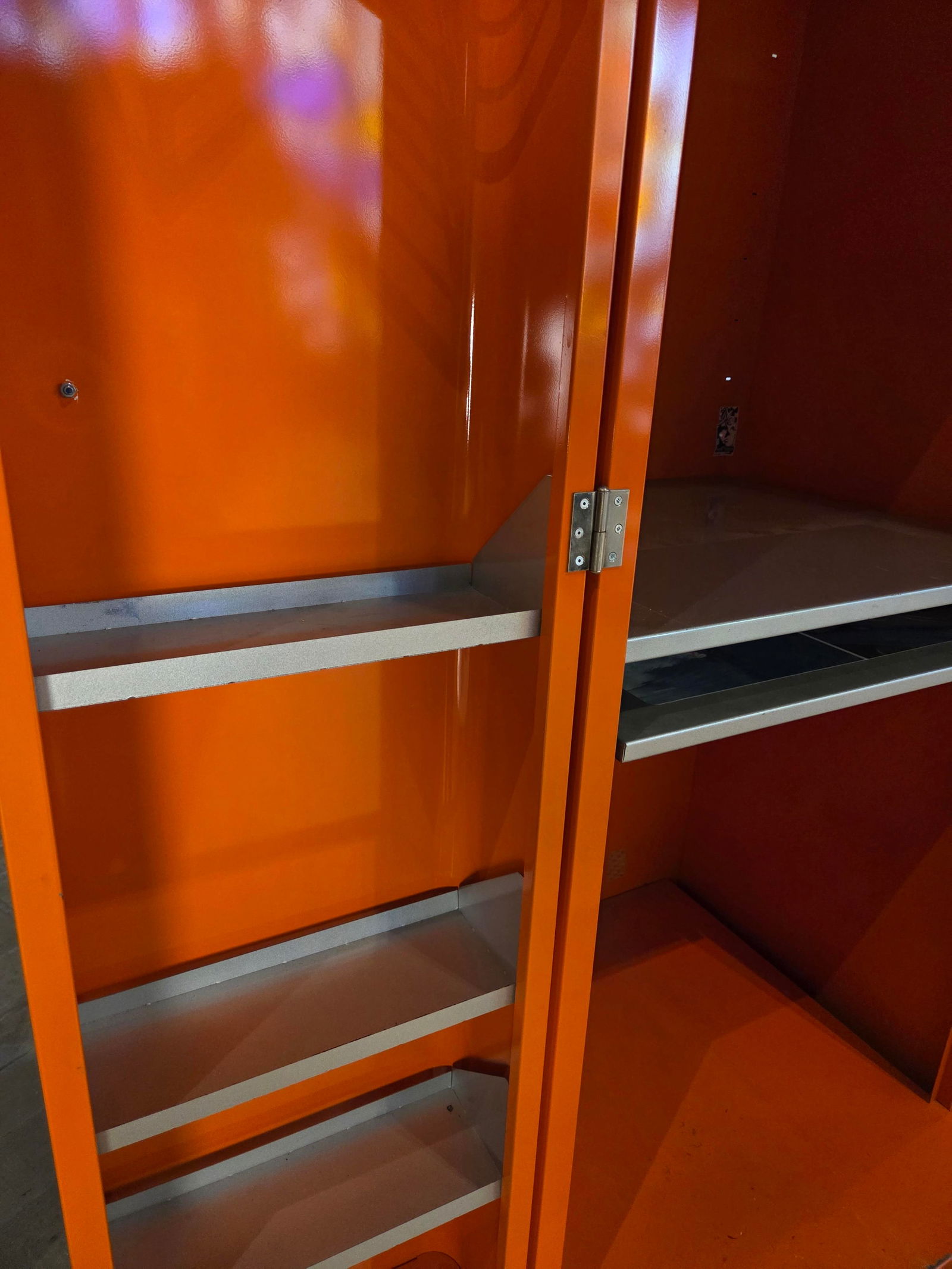 Keith Haring in Zusammenarbeit mit Bretz, "Fat Boy"-Metallschrank, Ende 1990 - 8