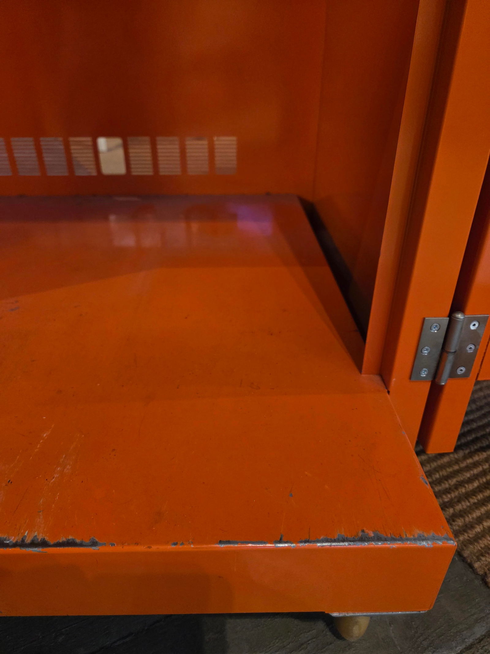 Keith Haring in Zusammenarbeit mit Bretz, "Fat Boy"-Metallschrank, Ende 1990 - 9