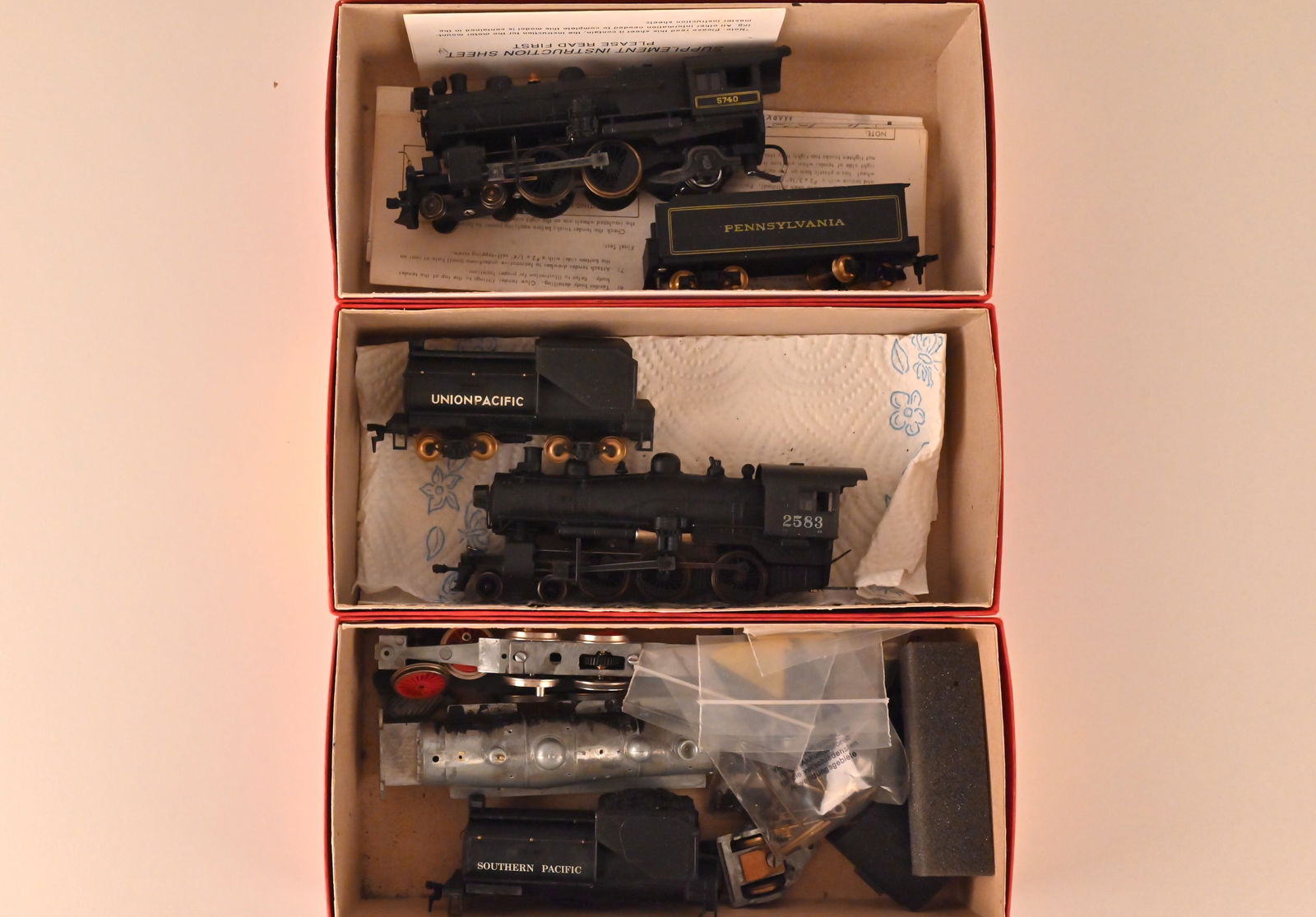 HO-Scale-Roundhouse 3 x Dampflokomotiven-Bausatz: HO-Scale-Roundhouse 3 x Dampflokomotiven-Bausatz Zum Verkauf steht das 3 mal Roundhouse Dampflokomotiven fertige Bausatz Perfekt für Hobbyisten und Sammler, ermöglicht dieses Sets, eine deta