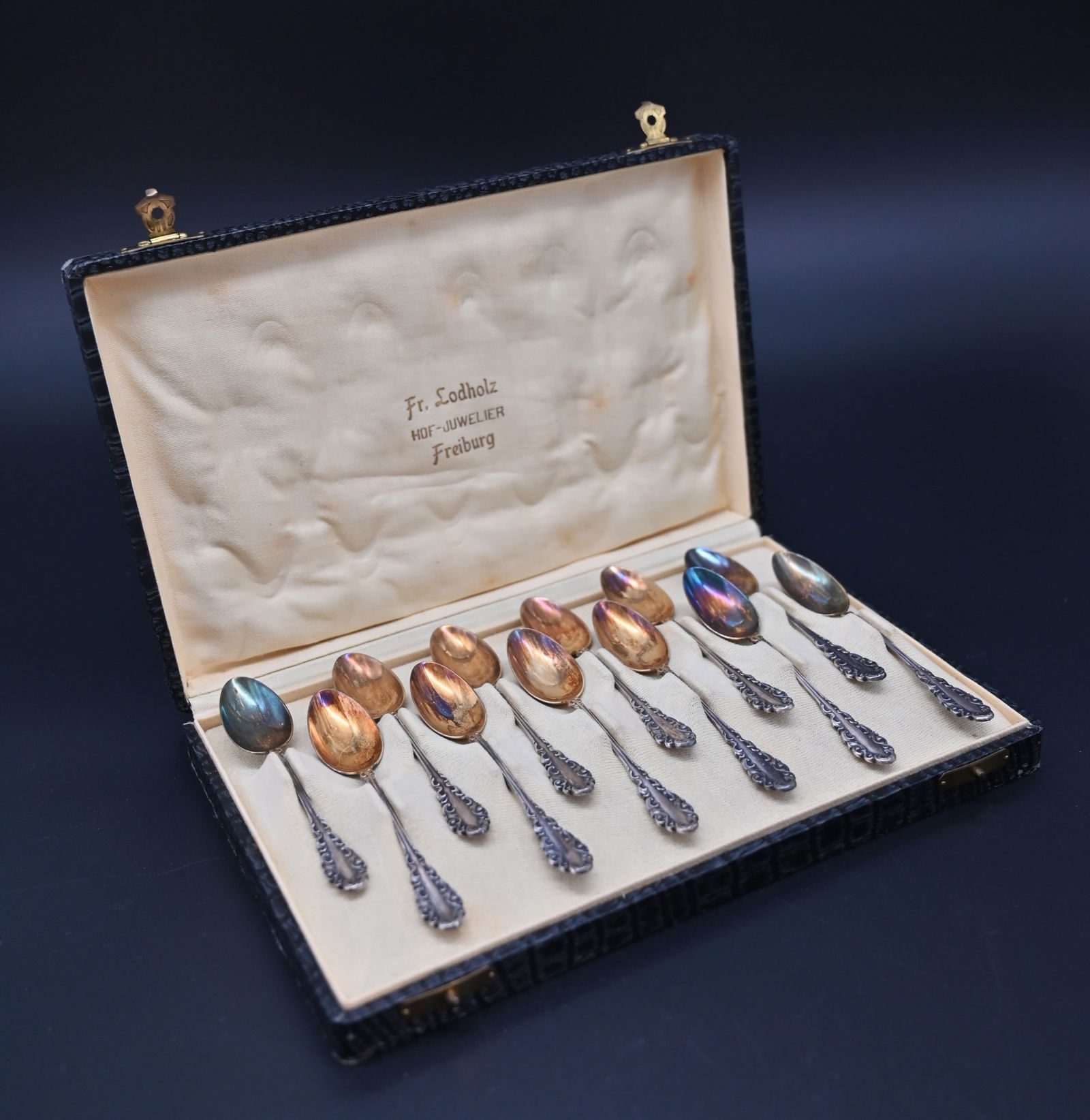 12 Silberlöffel 800er Silber: 12 Silberlöffel 800er Silber 12 Silberlöffel 800er Silber Gesamtgewicht: 97 g Alters – und Gebrauchsspuren 12 silver spoons, 800 silver Total weight: 97 g Signs of age and wear