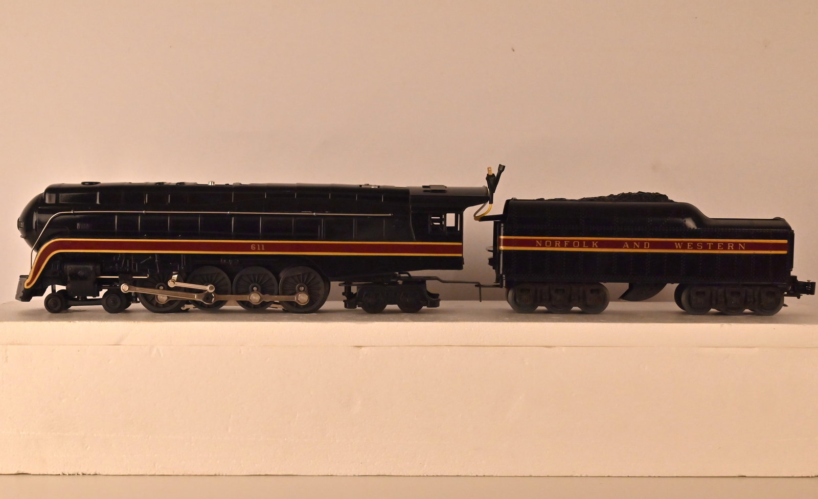 Lionel Norfolk und Western 4-8-4 Lokomotive und Tender 6-8100, in OVP (1 of 3)