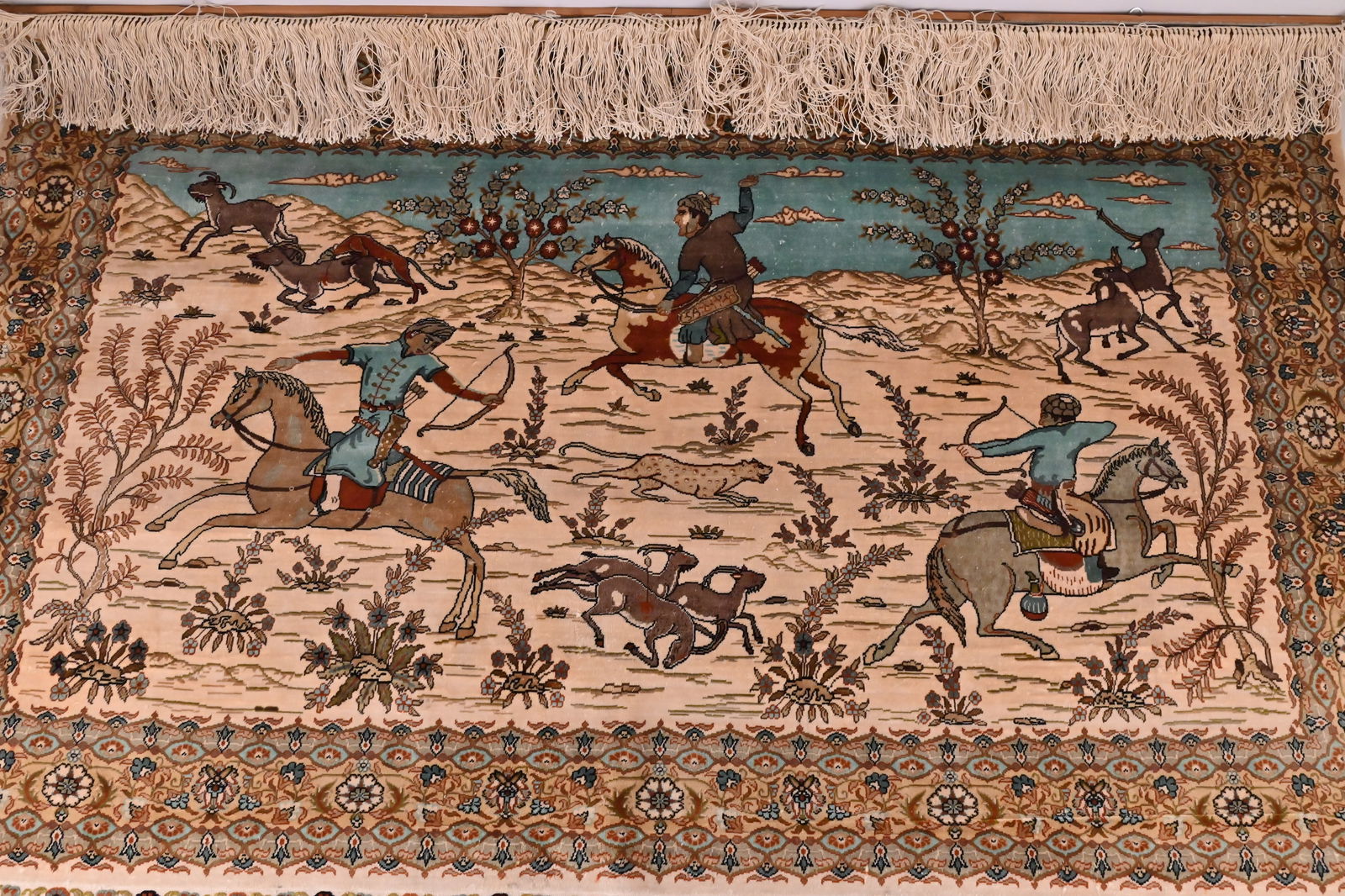 Jagdteppich Seidenteppich Perserteppich Jagdszene: Jagdteppich Seidenteppich Perserteppich Jagdszene Extrem fein geknüpft und in hervorragendem Zustand.Über 1.000.000 Knoten pro QuadratmeterDekorative JagdszeneMaße ca: 122 x 80