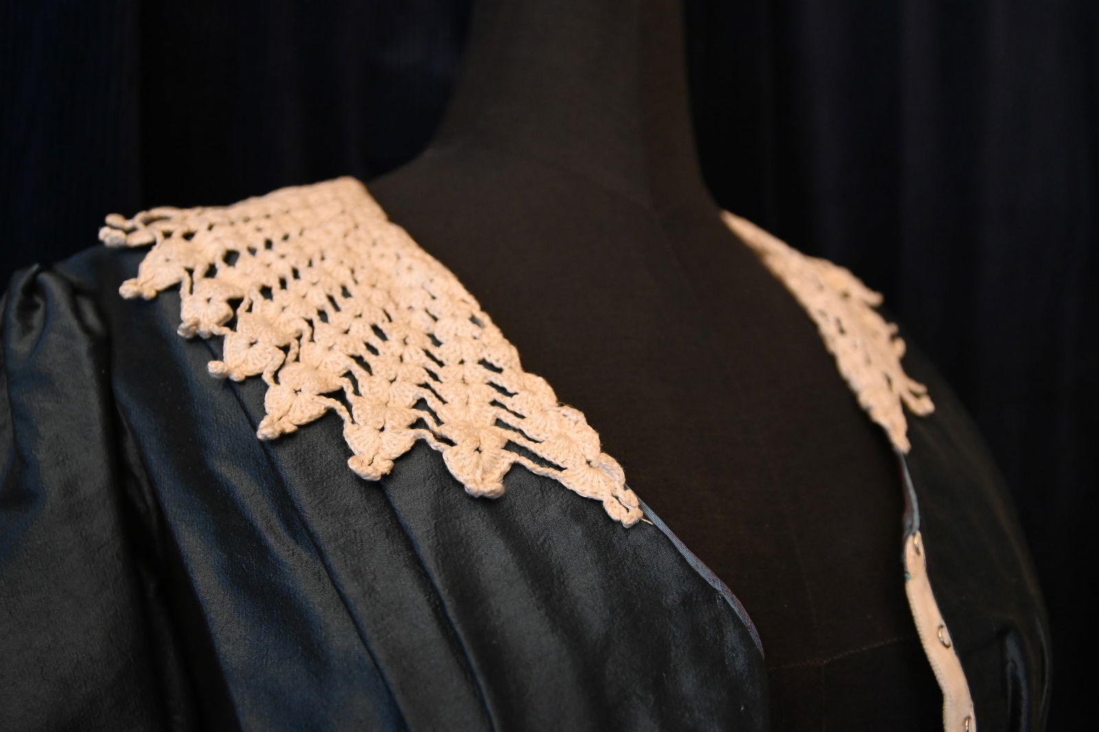 Zwei Kleider aus dem Film „Nosferatu – Phantom der Nacht” von Werner Herzog aus de: Zwei Kleider aus dem Film „Nosferatu – Phantom der Nacht” von Werner Herzog aus dem Jahr 1979. Das blaue Kleid ist in der Szene zu sehen, in der sich Harker auf seine Reise begibt.