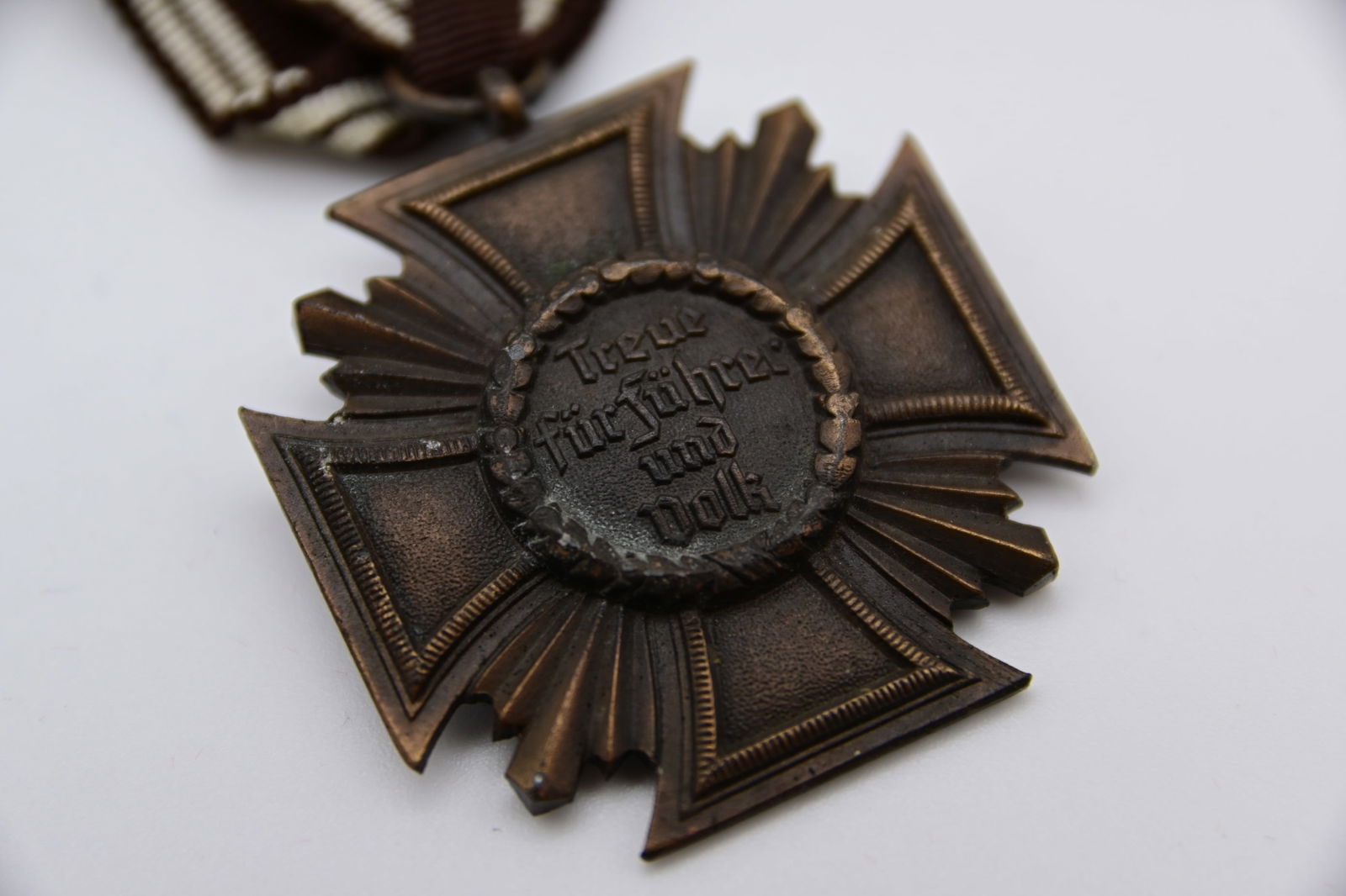 WK II. Dienstauszeichnung und Spanienkreuz: WK II. Dienstauszeichnung und Spanienkreuz - NSDAP Dienstauszeichnung 1. Stufe in Bronze; Zink mit aufgelegtem Medaillon- Spanienkreuz; auf Rückseite L/12 J. Godet u. Sohn berlin 938NSDAP Long
