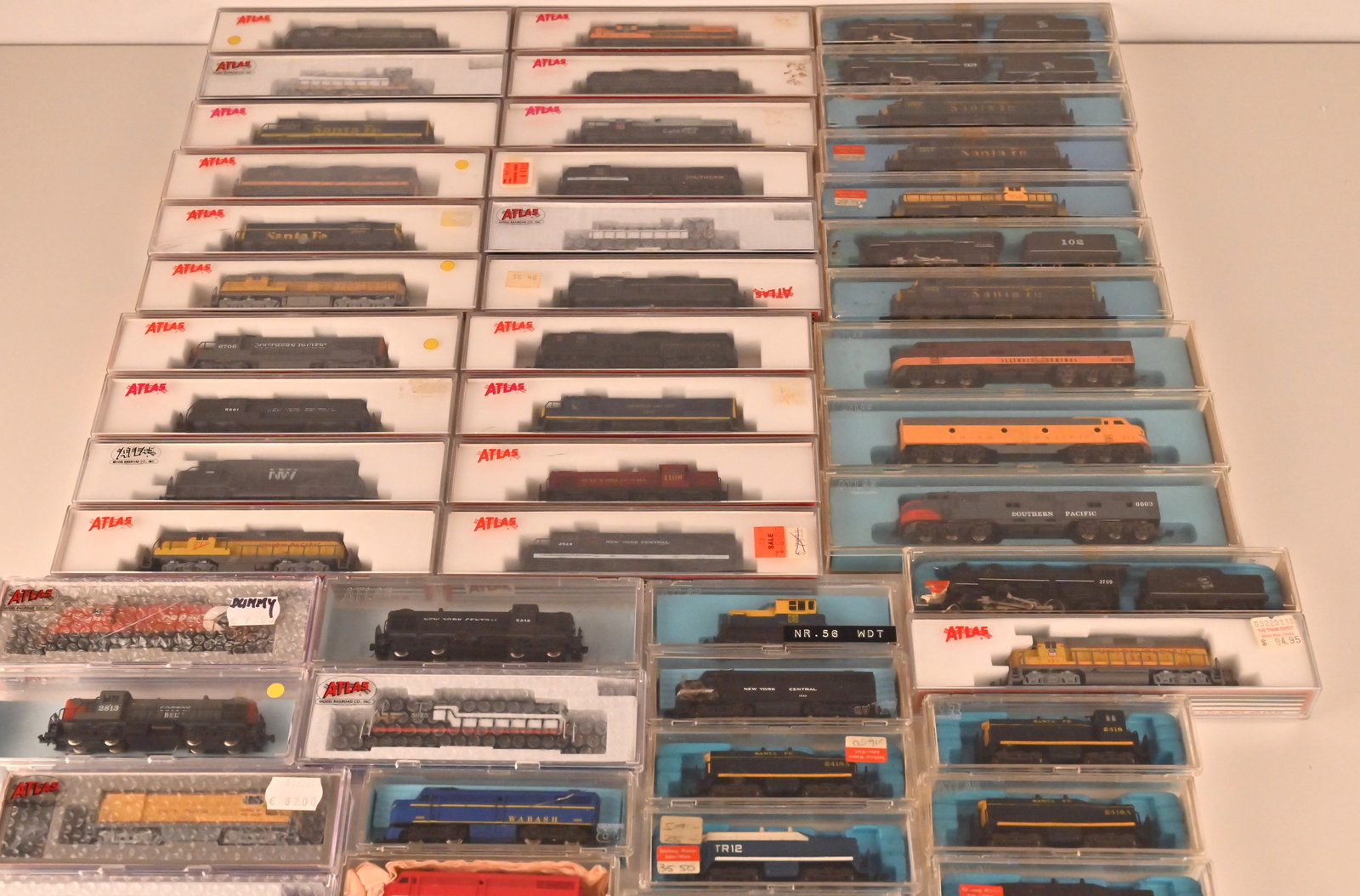 Modelleisenbahn ATLAS - Gr. Loks Sammlung Spur N: Modelleisenbahn ATLAS - Gr. Loks Sammlung Spur N Modelleisenbahn ATLAS Spur N - Sammlung von 48Loks alles mit OVP.Verpackungen mit Lagerspuren.Auf Funktion nicht geprüft.Am besten Besichtigen,