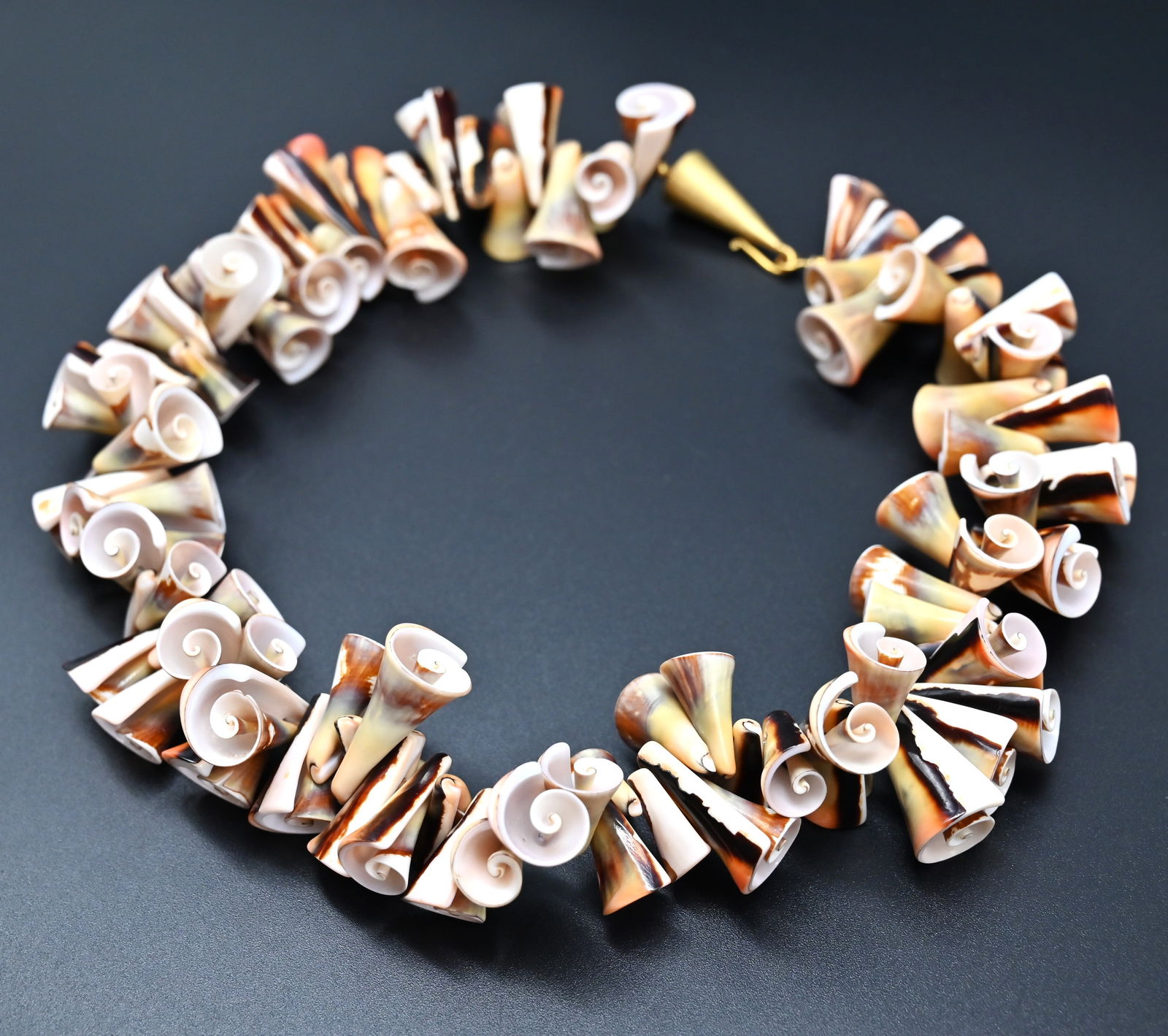 Muschelkette mit 18K Goldschließe: Muschelkette mit 18K Goldschließe Muschelkette mit 18K GoldschließeKettenlänge: 55 cmGewicht der Schließe: ca 2 gAlters - und Gebrauchsspuren