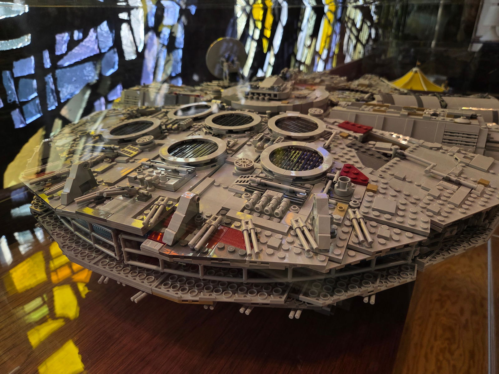 LEGO Modell - Star Wars Millennium Falcon Set-Nummer 75192 aus der Ultimate Collector Series - 6