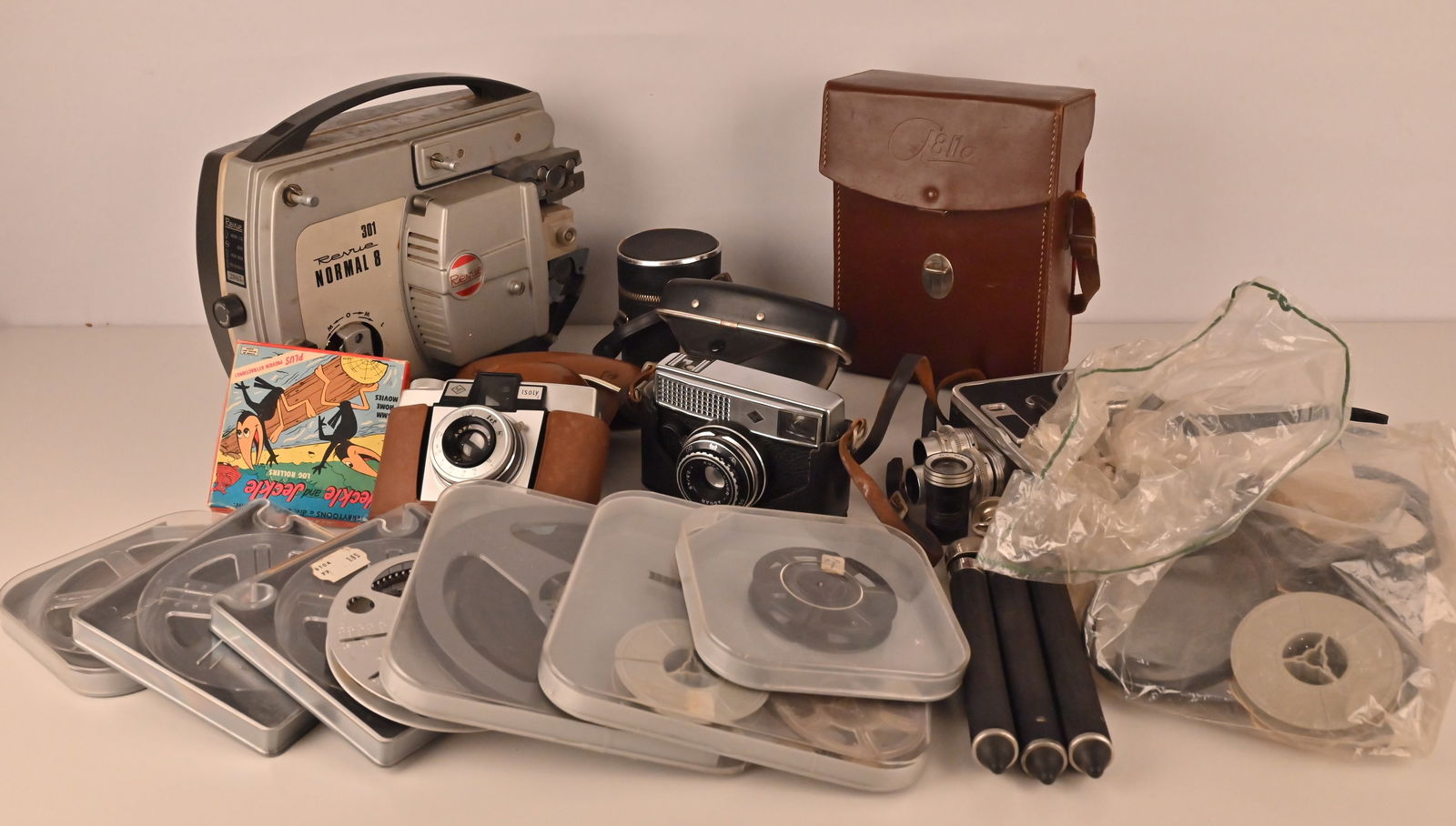 Konvolut Kameras, aus Nachlass: Konvolut Kameras, aus Nachlass Revue 301 Normal 8 Filmprojektor.Meopta Admira 8 II A - Schmalfilmkamera.1x Agfa Isoi1x Agfa Optima-Rapidein paar Magnetbandspule,Auf Funktion, u. Vollständigkeit