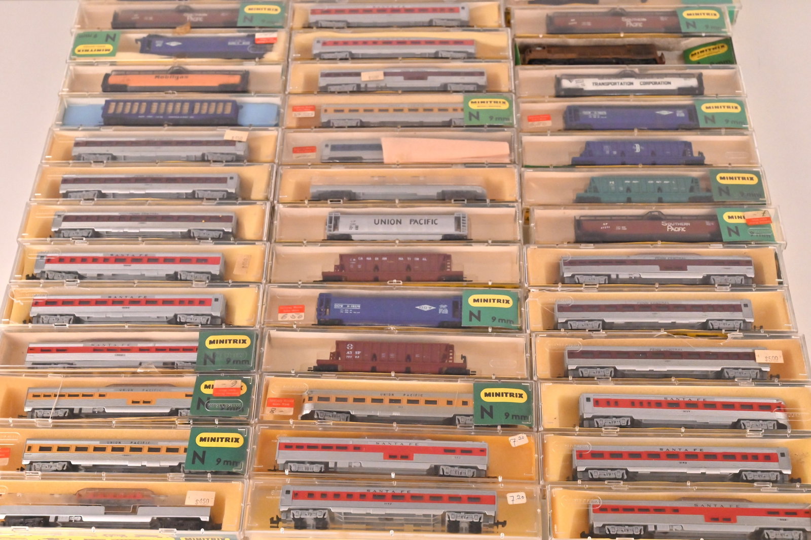 Modelleisenbahn MINITRIX - Gr. Konvolut Spur N: Modelleisenbahn MINITRIX - Gr. Konvolut Spur N Modelleisenbahn MINITRIX Spur N - Konvolut mitLoks, Personenwagen, Güterwagen, mit OVP.Verpackungen mit Lagerspuren.Auf Funktion nicht