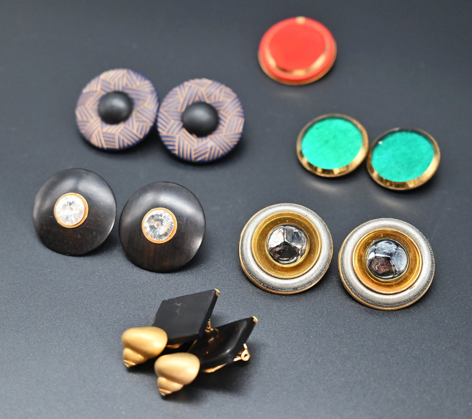 Langani Ohrklipps und Brosche: Langani Ohrklipps und Brosche Fünf Paare und eine rote BroscheAlters - und Gebrauchsspuren