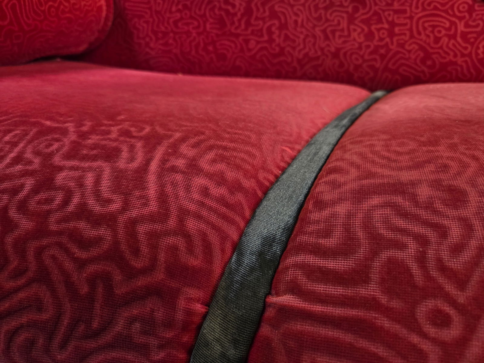 Keith Haring in Zusammenarbeit mit Bretz, Pop-Art-Sofa, Rot/Bunt - 11