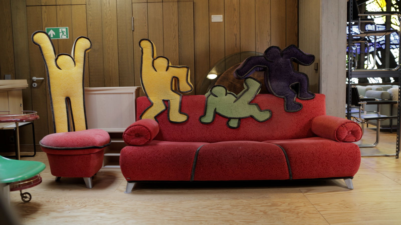 Keith Haring in Zusammenarbeit mit Bretz, Pop-Art-Sofa, Rot/Bunt: Keith Haring in Zusammenarbeit mit Bretz, Pop-Art-Sofa, Rot/Bunt Sessel einzeln Zustand sehr gebraucht Maße ca.: Couch: 195x100x130 Sessel einzeln: 65x80x150